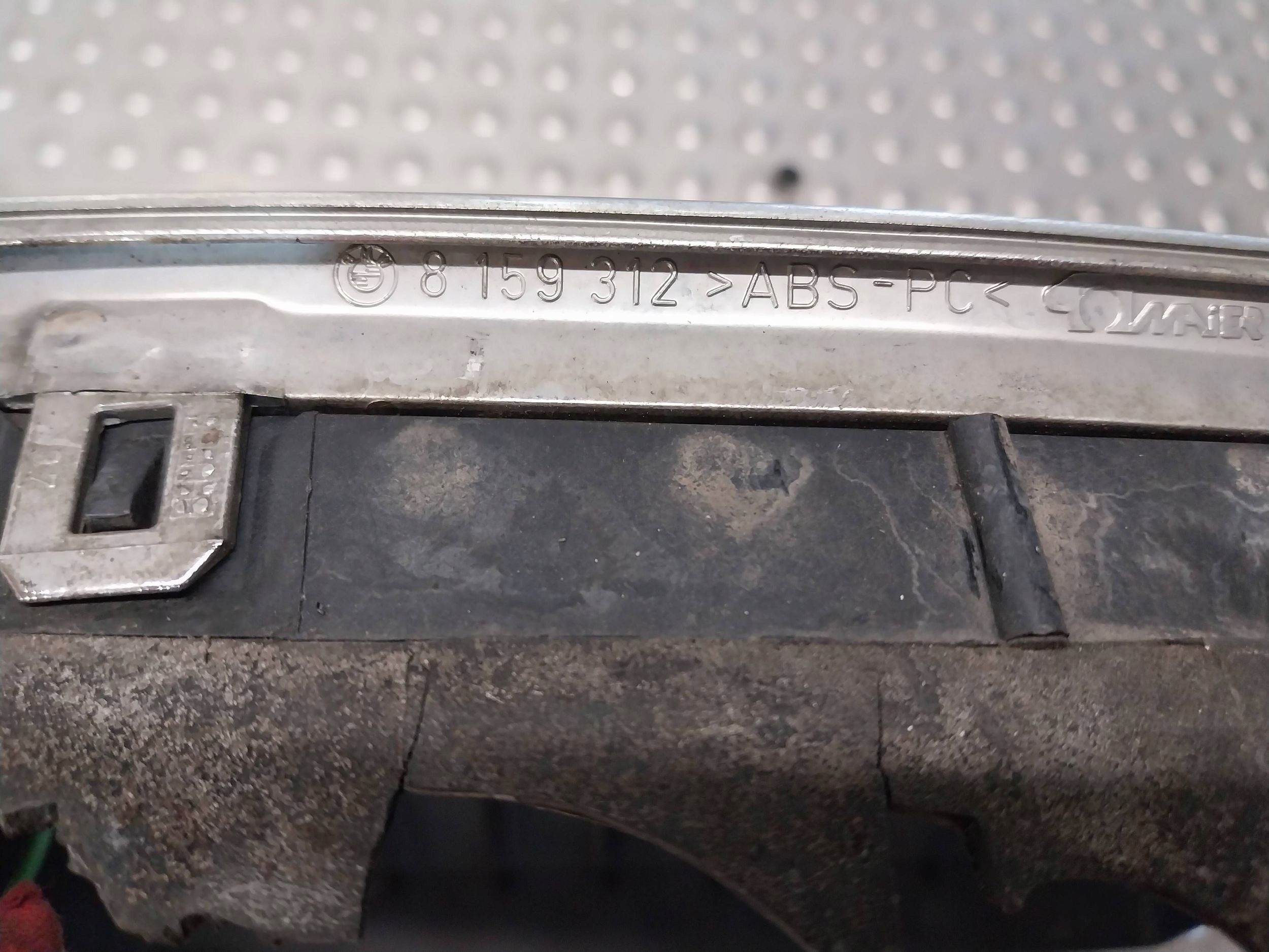 CHROM ATRAPY hűtőrács hip pack jobb 8159312 BMW 5 E39