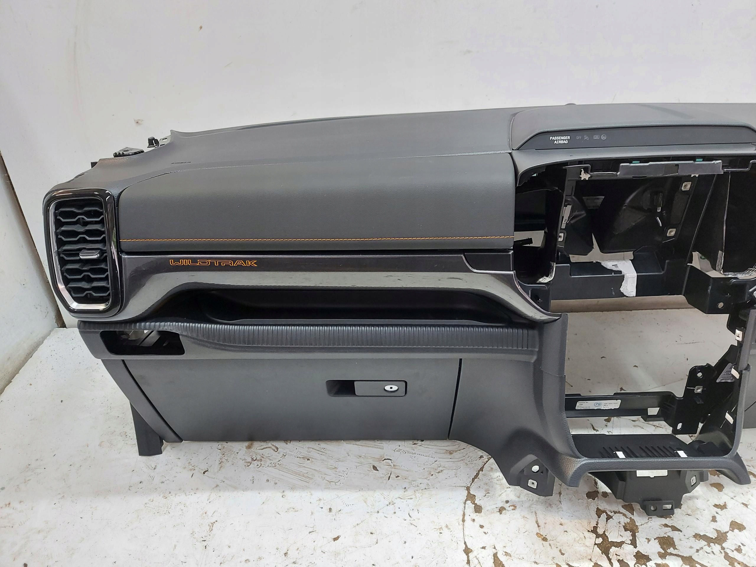 Ford Ranger VI 6 cockpit dashboard instrument panel UK RHD FORDDESKA526