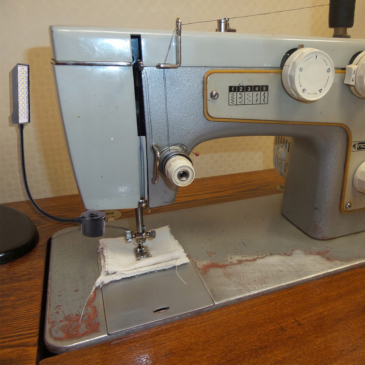 ZGINANA LAMPA ROBOCZA LED Kolor wielokolorowy