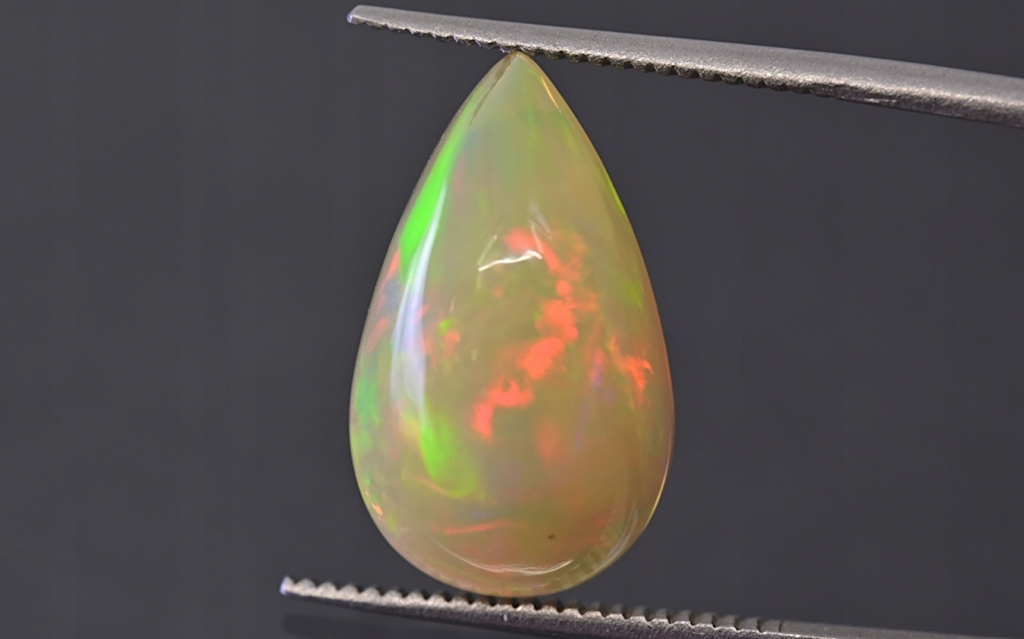 Opál z Etiopie kabošon slza 15,5x9,2 mm