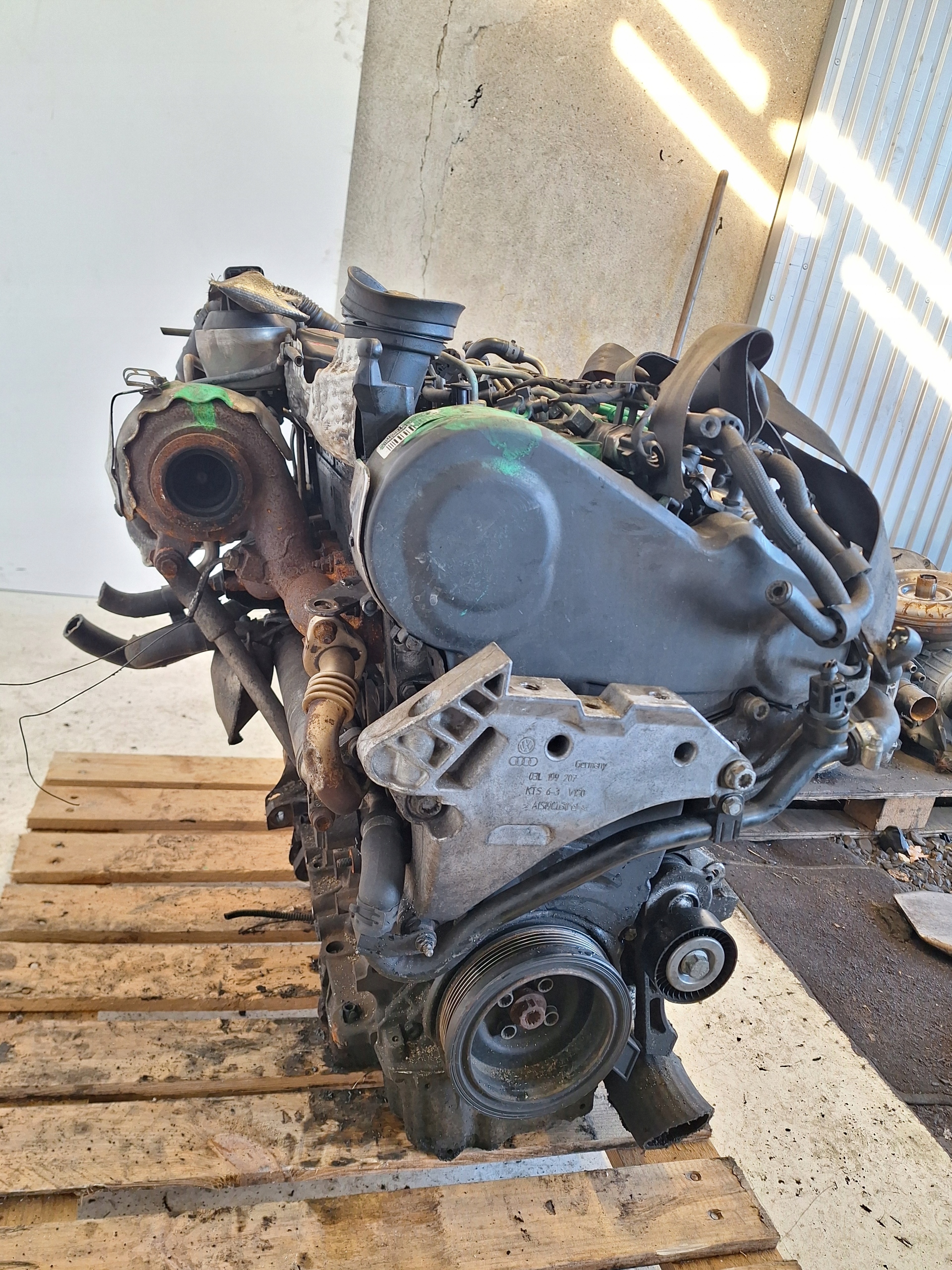 VOLKSWAGEN SEAT SKODA AUDI engine 2.0 TDI CBD !!! plastic KOLEKTROR !!!