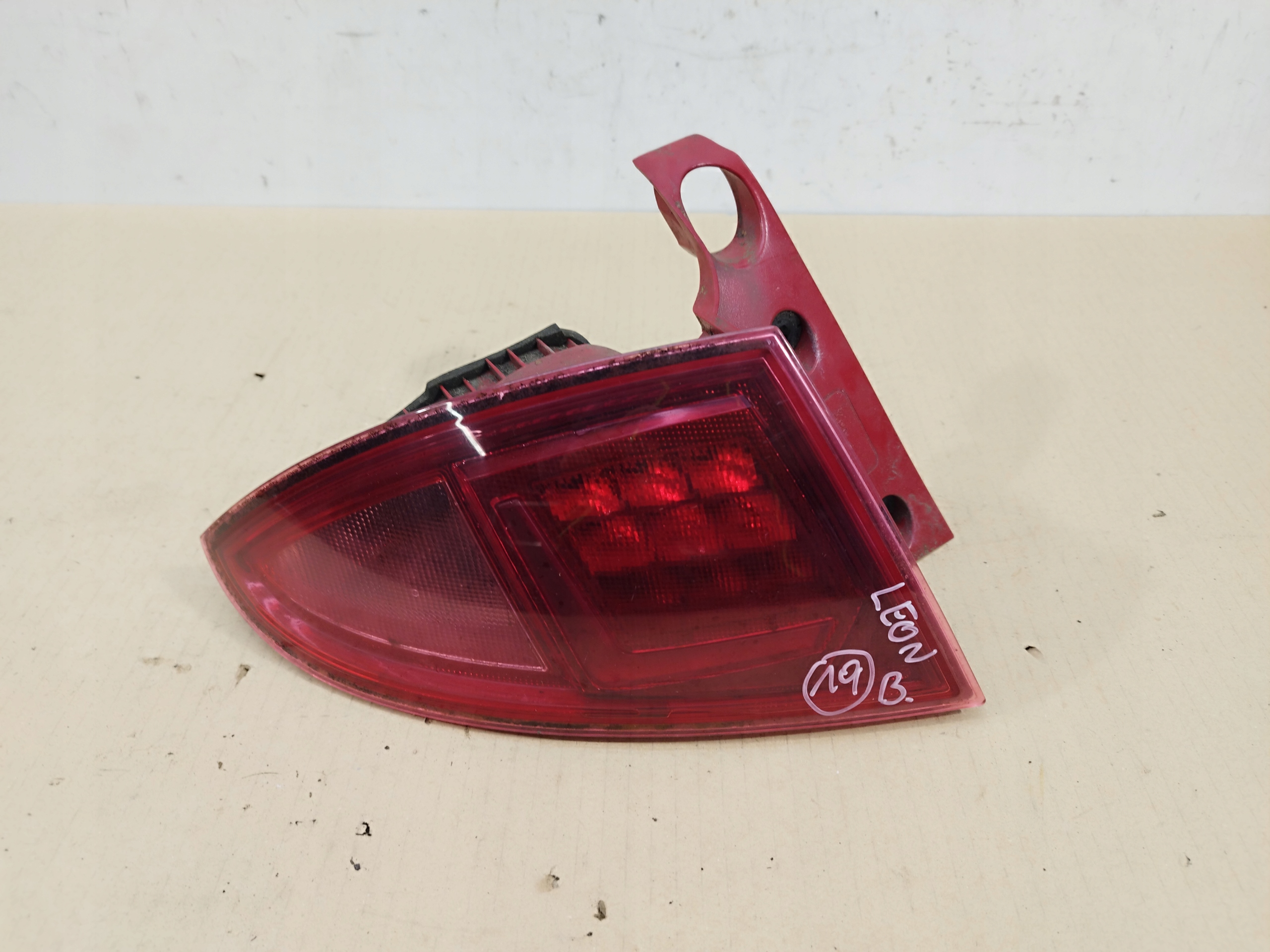 LAMPA W BLOTNIK TYLNA SEAT LEON II LIFT LATA 2009-2012 LED LEWA