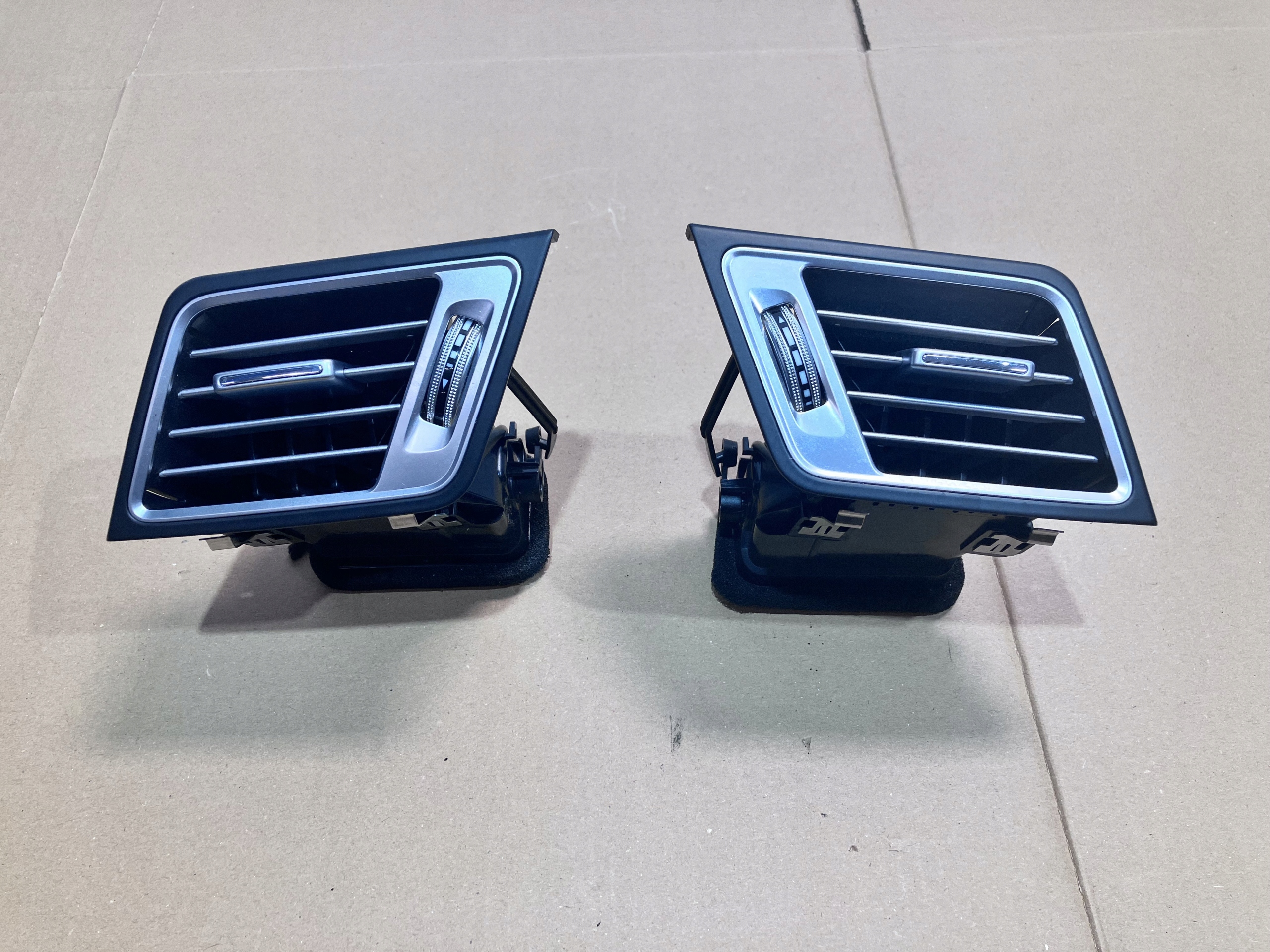 A2078300100 - Боковая вентиляционная решетка MERCEDES C207 W207 LIFT