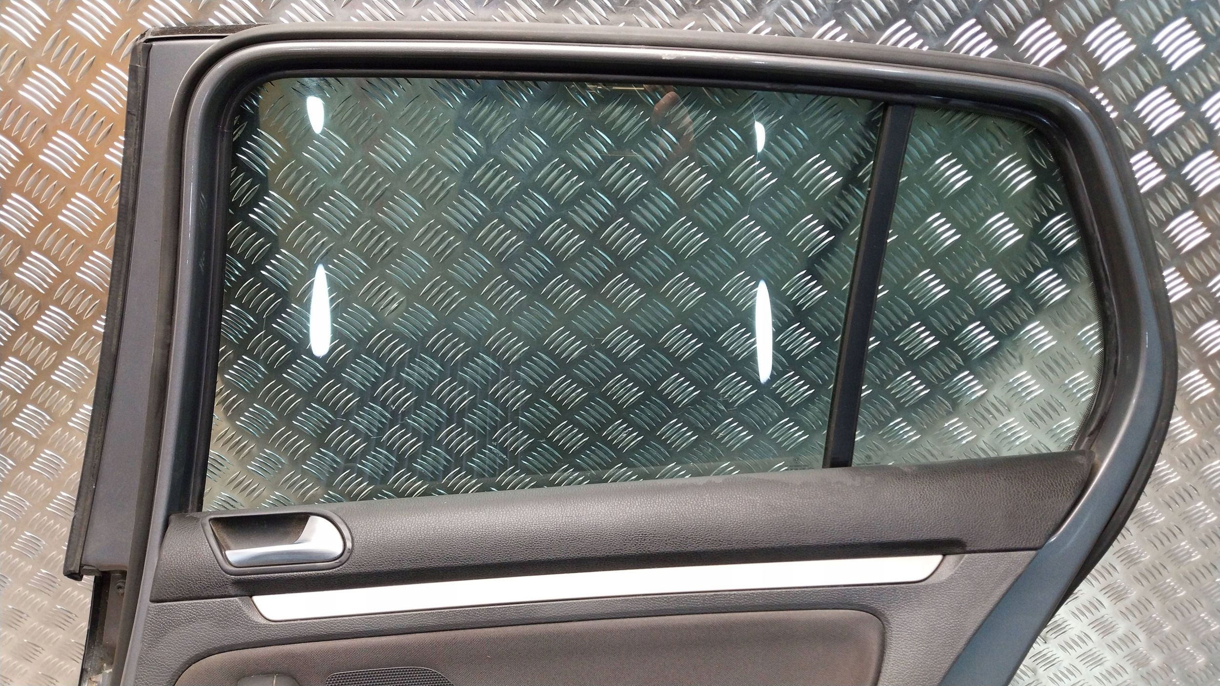 Portière Arrière Droit VW GOLF 5 03