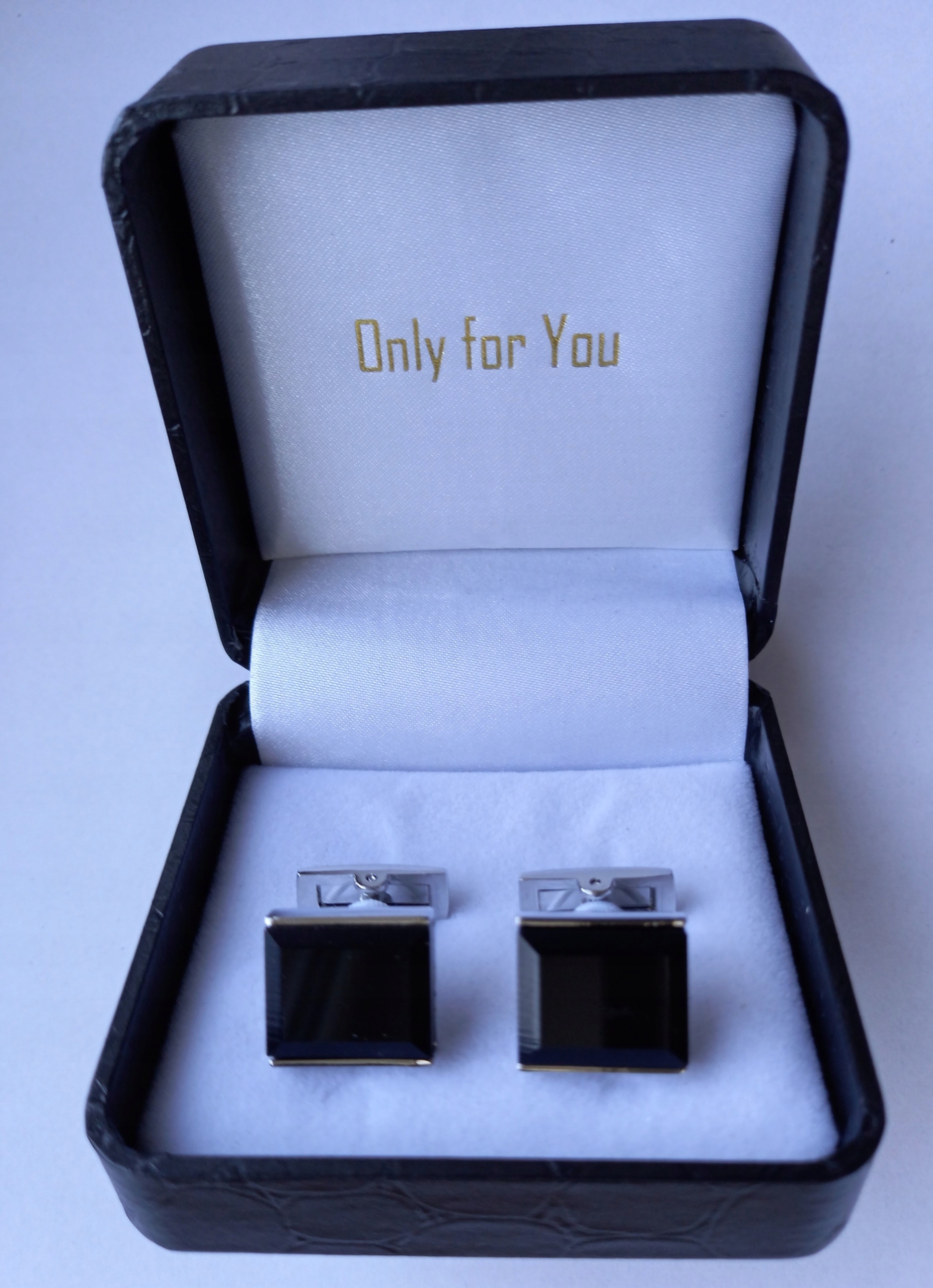 Moderní černé manžetové knoflíčky Exciting