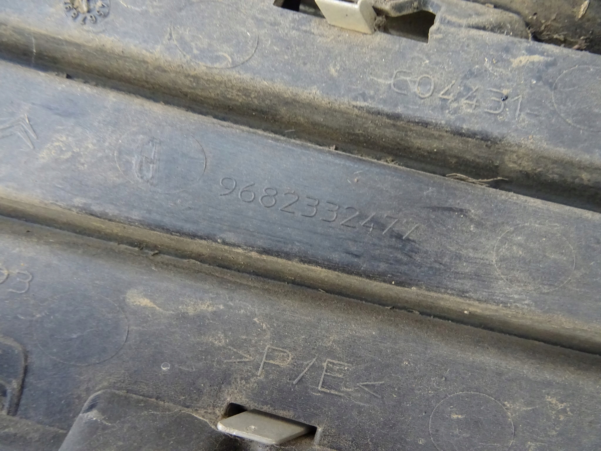 CITROEN C3 PICASSO fedél rács bal 9682332477