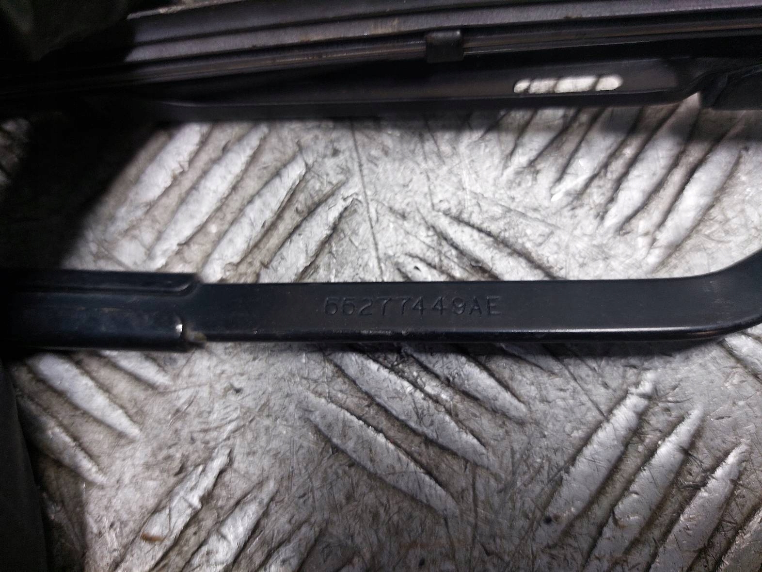wiper arm left + right front RAM 1500 and LIFT 13- 55277450AD