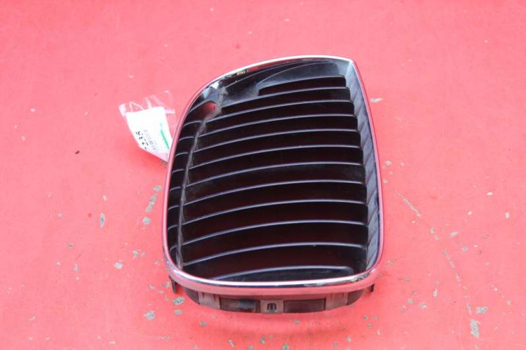maska bubreg desna crna 70771309 BMW E87 04-07