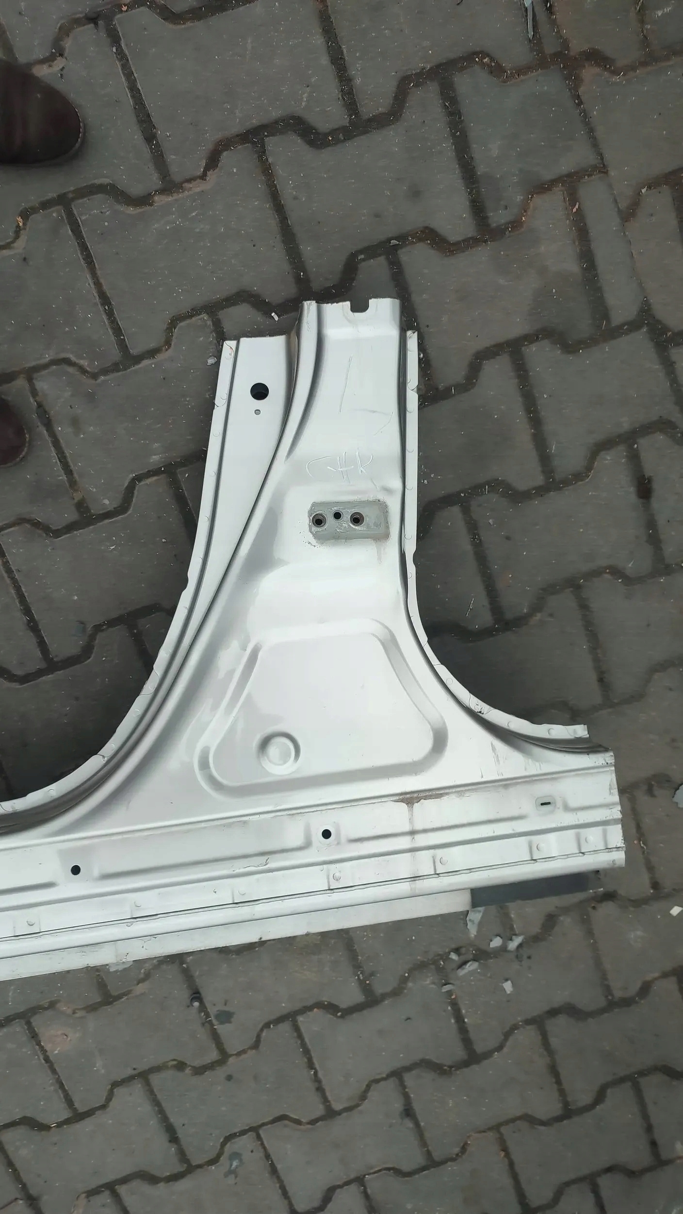 Toyota C-HR and 2019 left side threshold