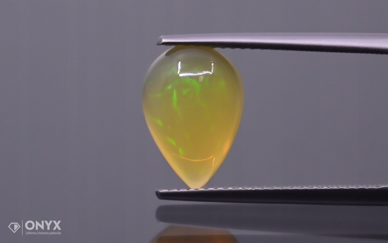 Opál z Etiopie kabošon slza 12,5x9 mm