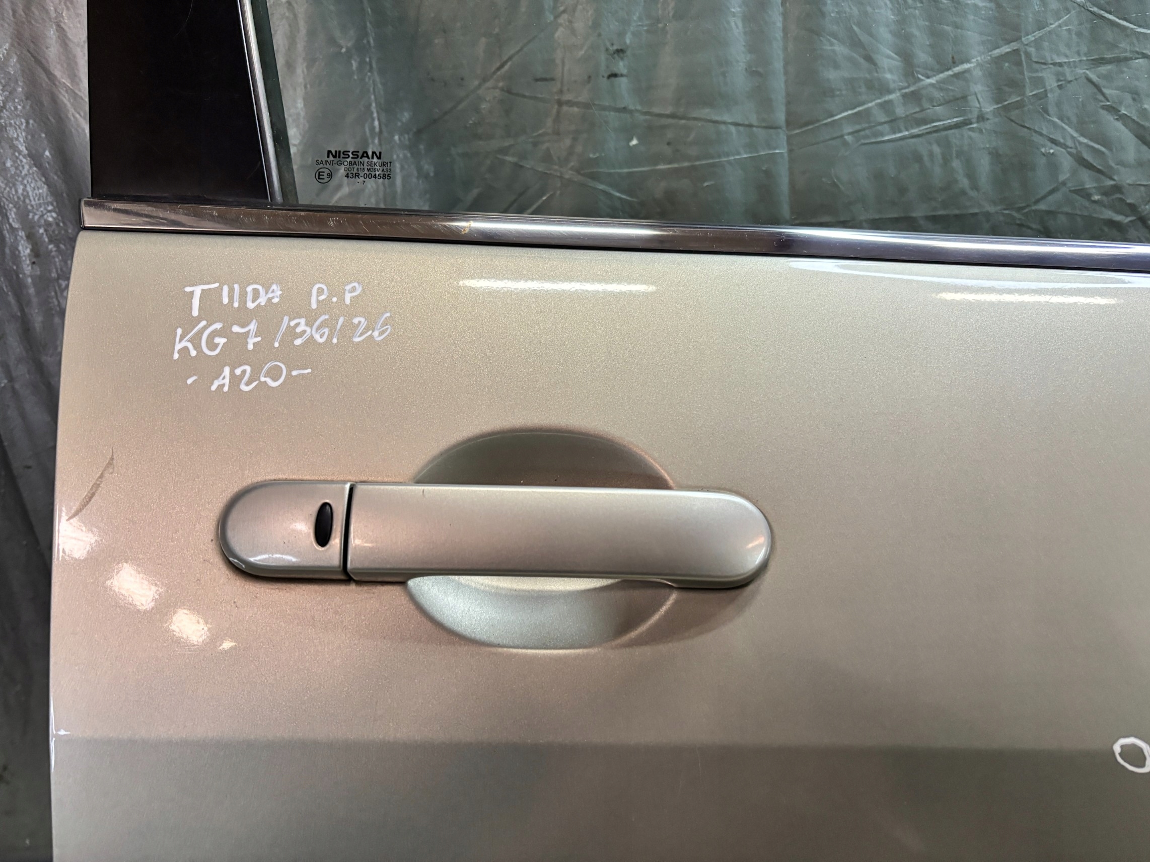 door right front Nissan Tiida and 1 k: K32