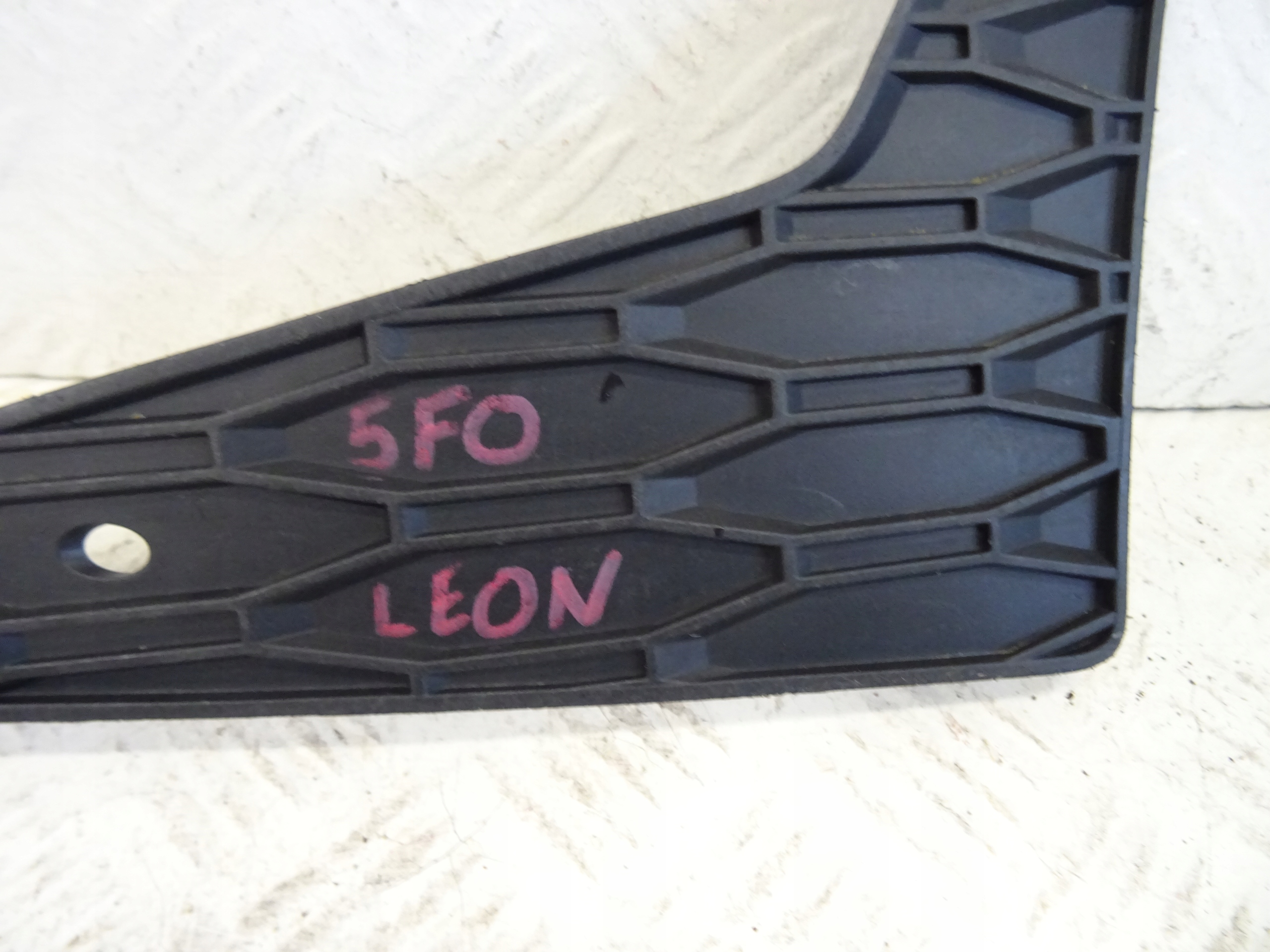 grid of a bumper front front left SEAT LEON III 5F0853665B