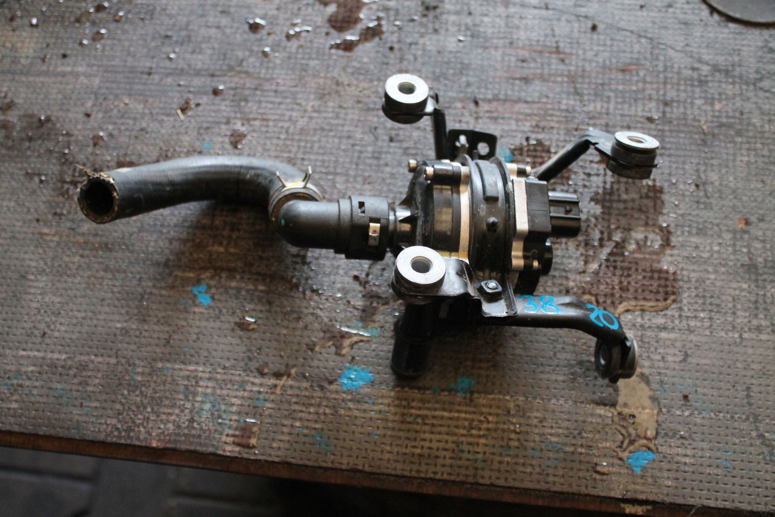 3820. water pump KIA 25100-03HZ0