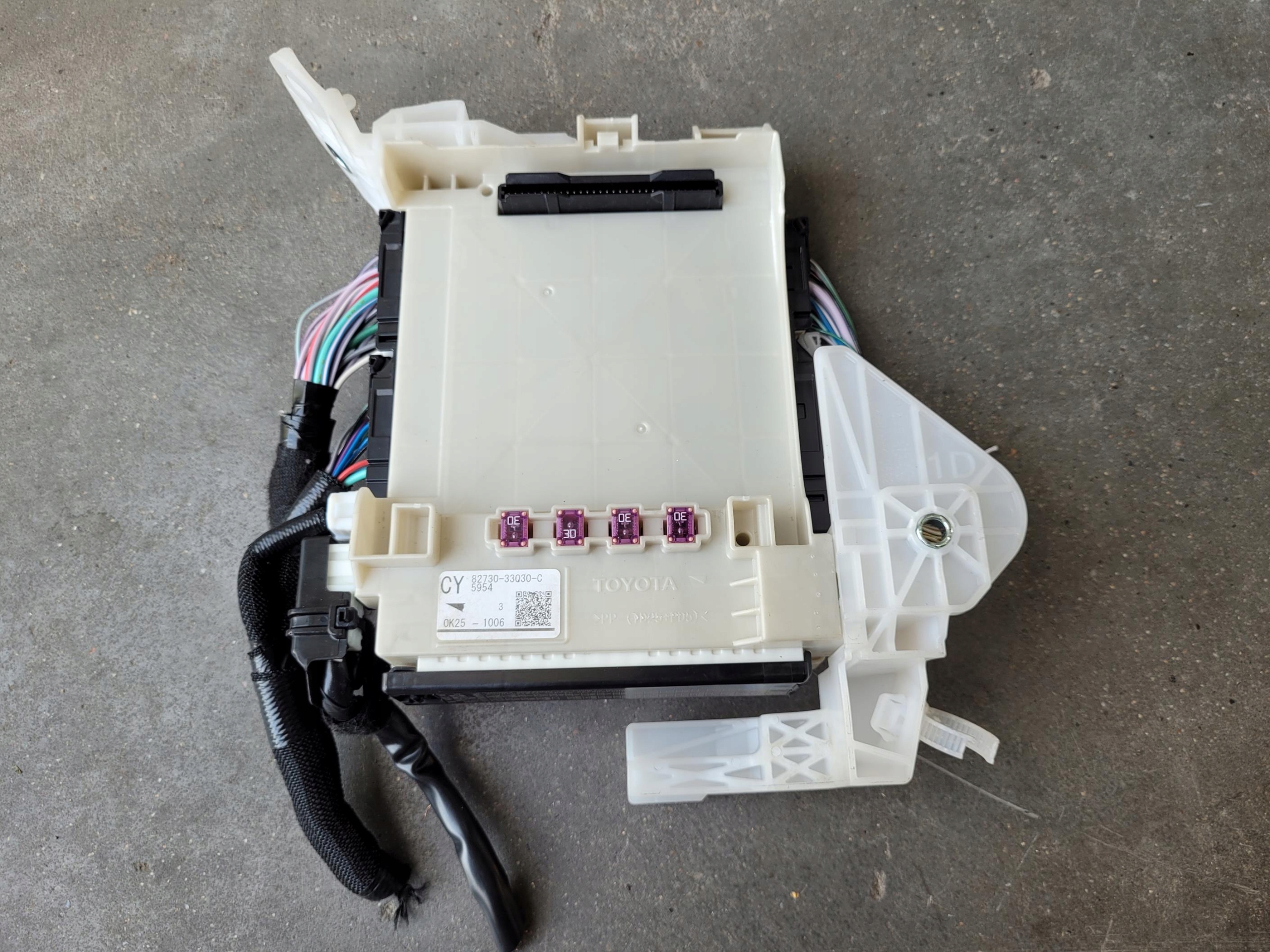 fuse box 82730-33Q30-C LEXUS ES VII 7 300 H