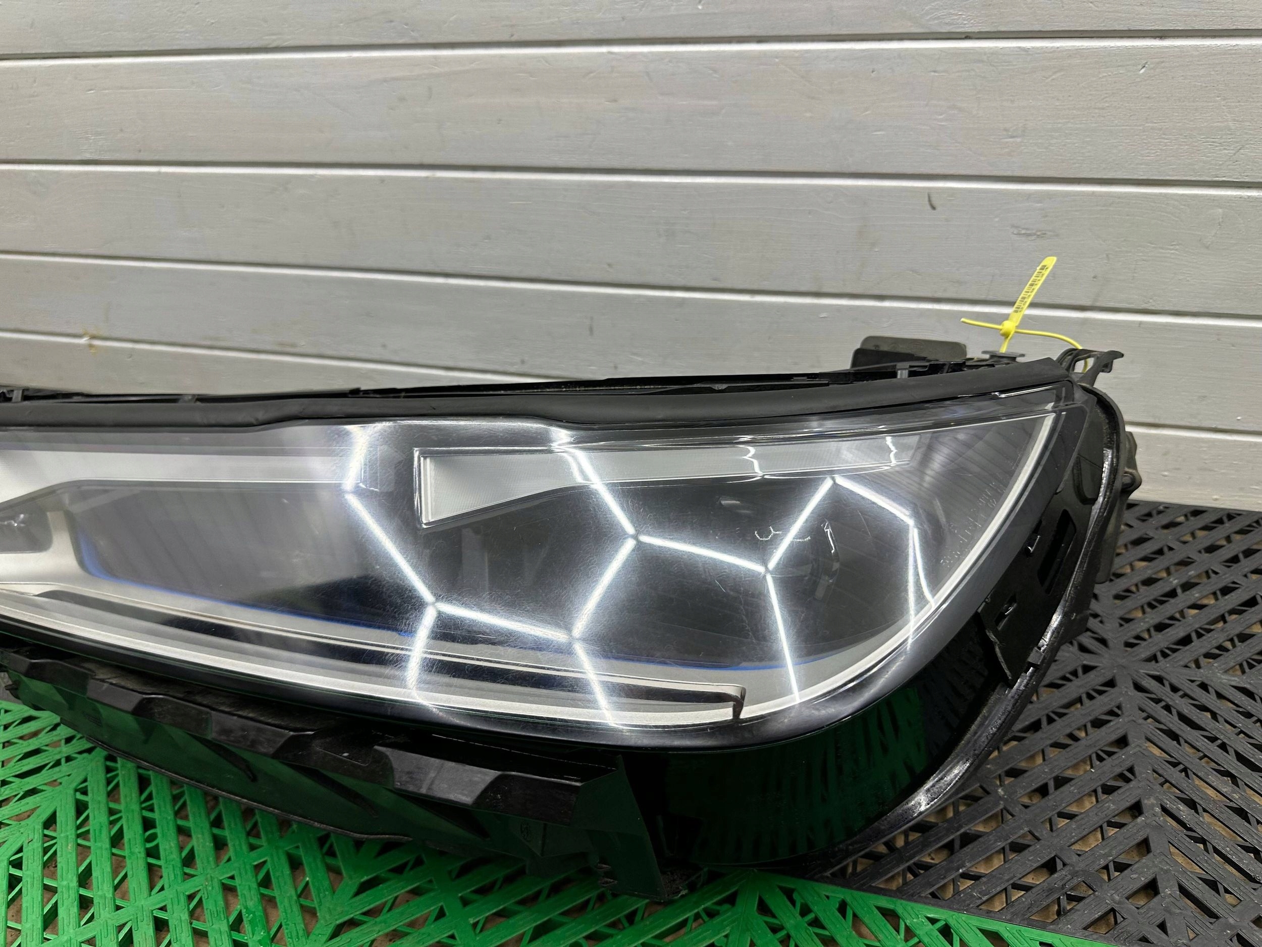 Reflektor BMW iX 5A3CEA105
