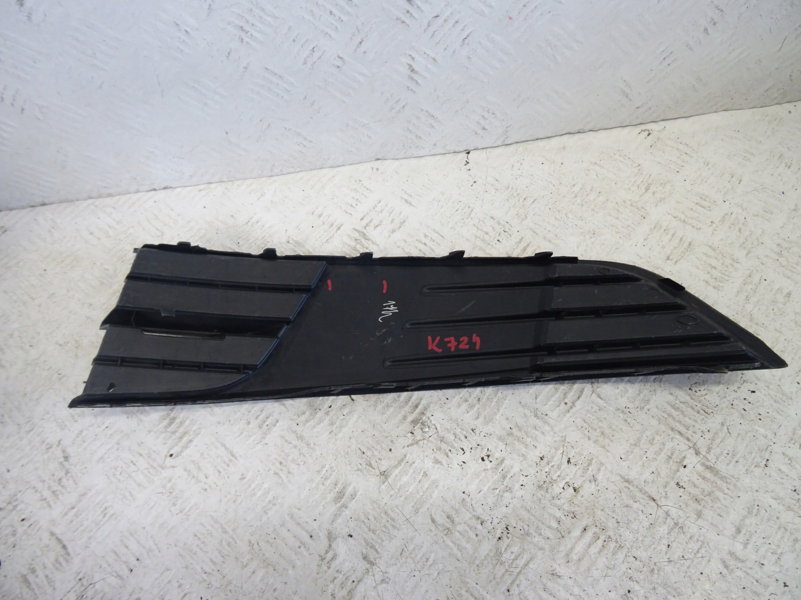 grid of a bumper front front right SKODA FABIA III 6V0807368