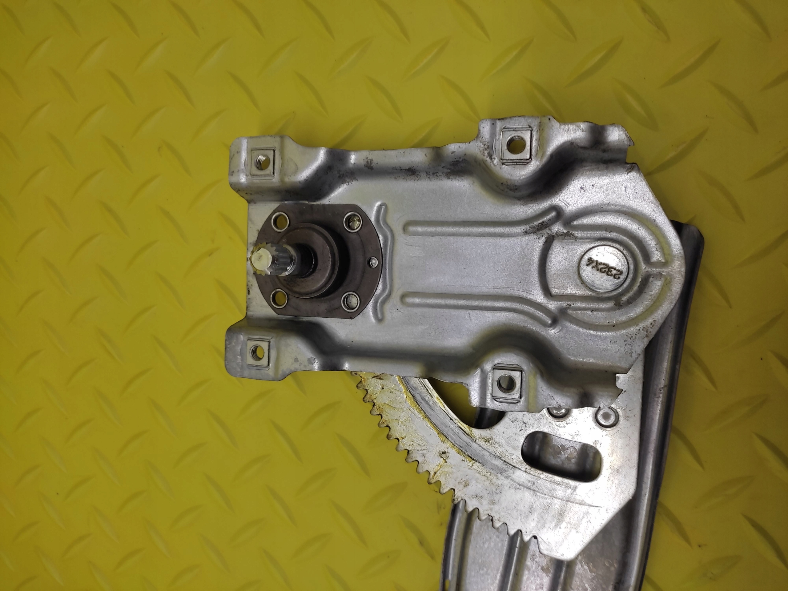 TOYOTA YARIS and LIFT window regulator right rear part