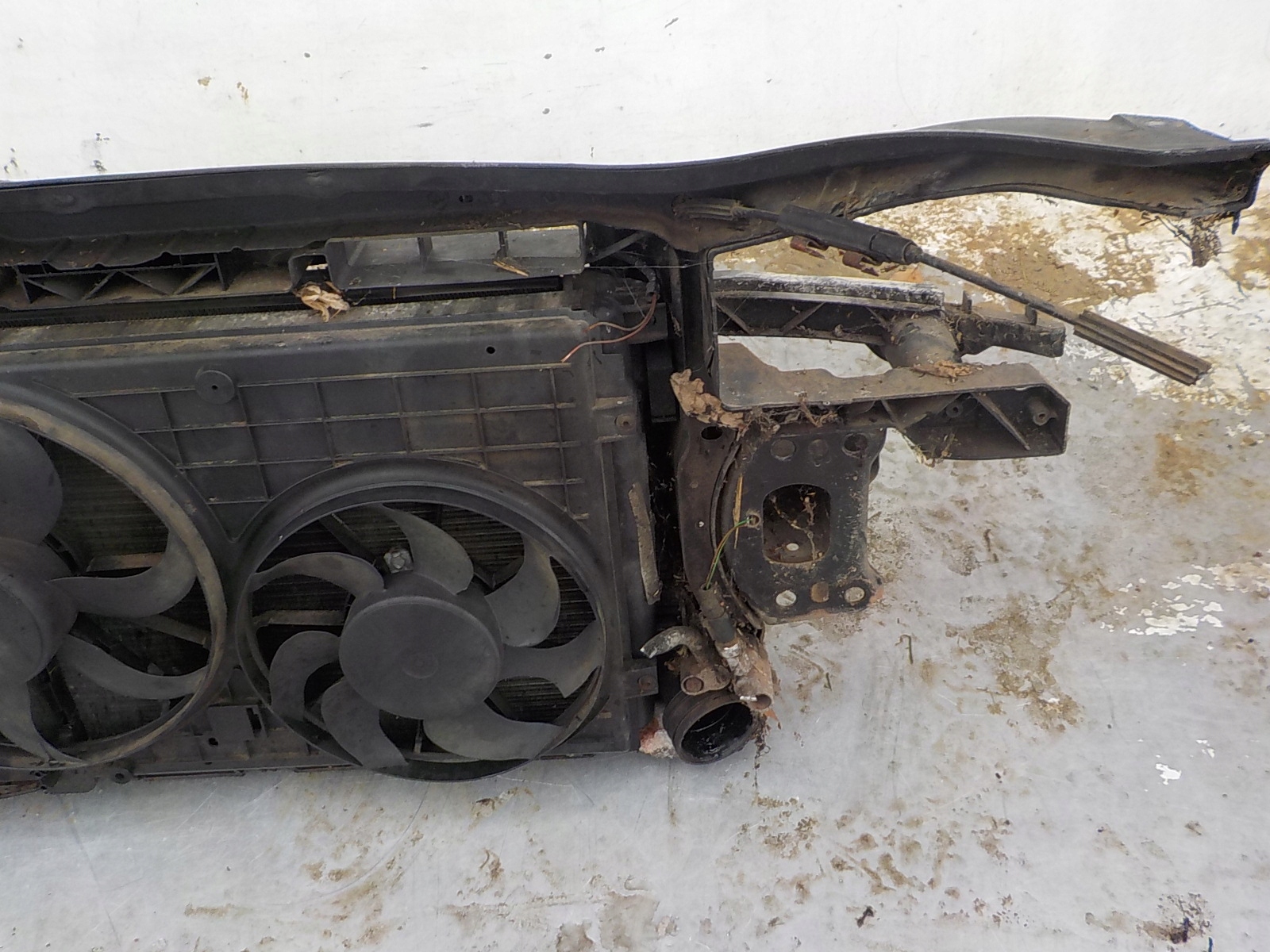 266 VW GOLF V KOMBI JETTA V 2.0 TDI support panel for radiators sider radiator