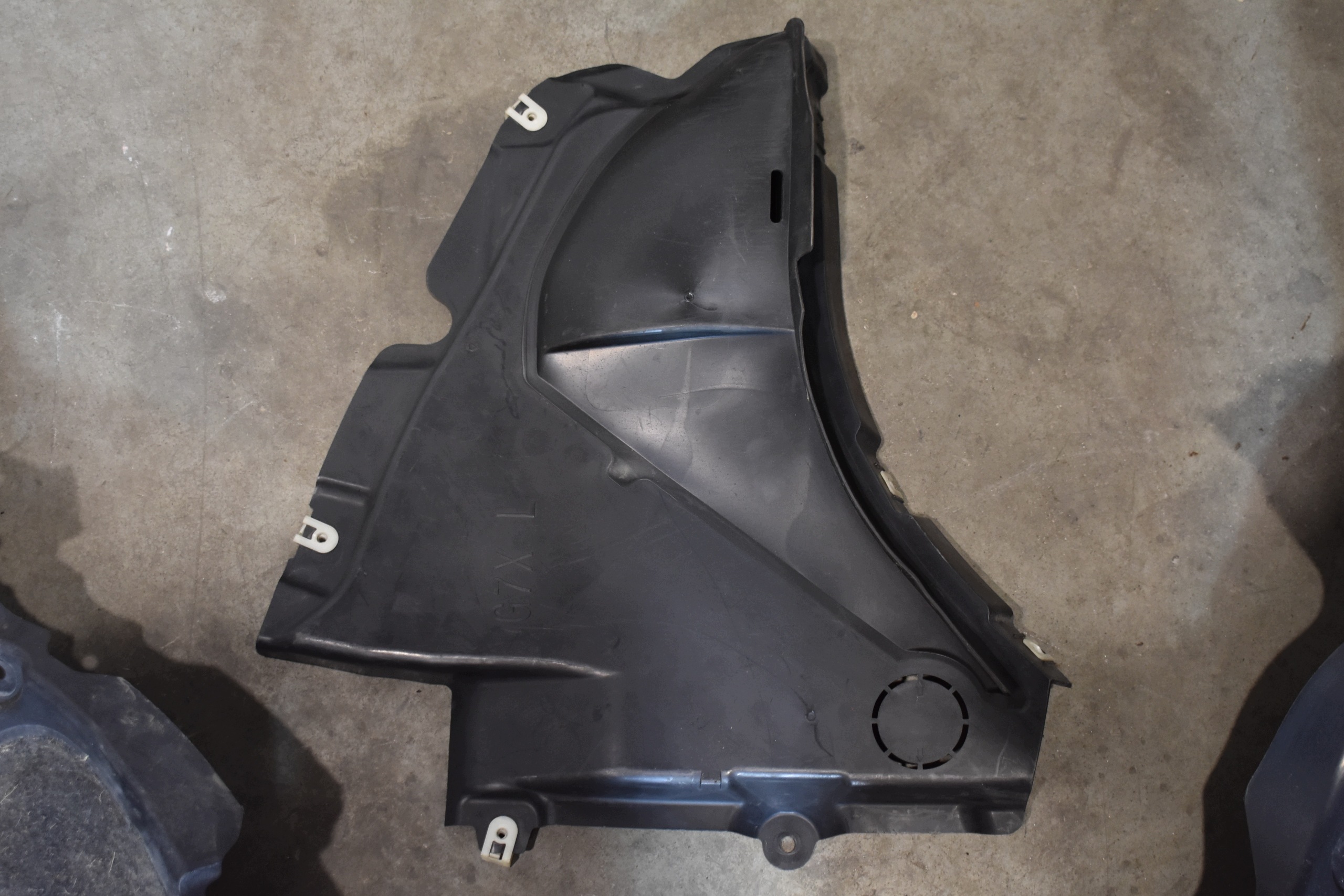 IDEALNE mudguard front front left BMW G70 1