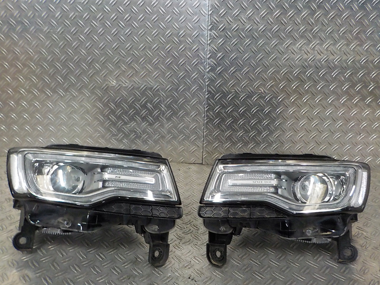 GRAND CHEROKEE WK2 LAMPY PRZÓD L+P