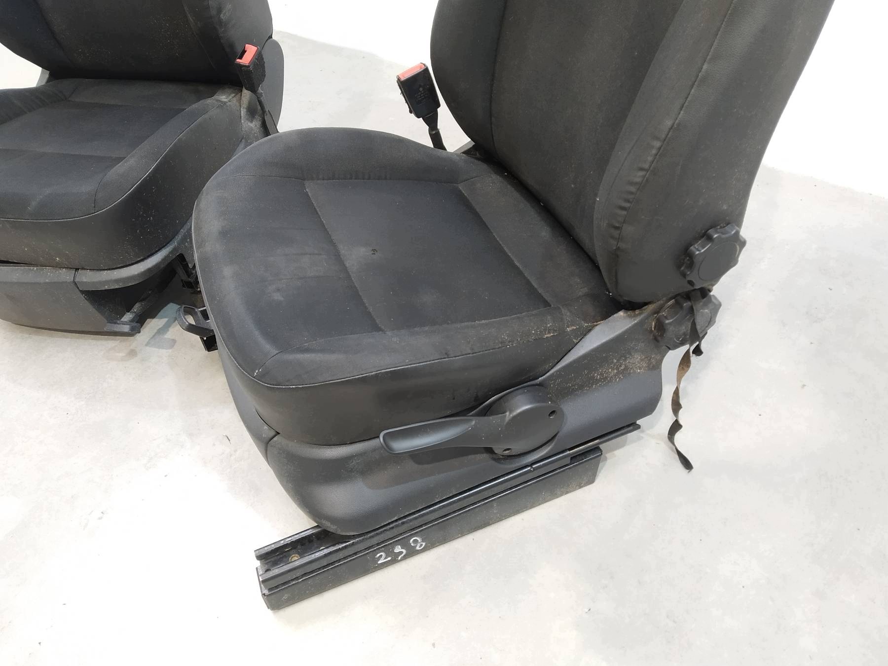 seats left right front KPL GRZANE IV VW Volkswagen Caddy III (2003- )