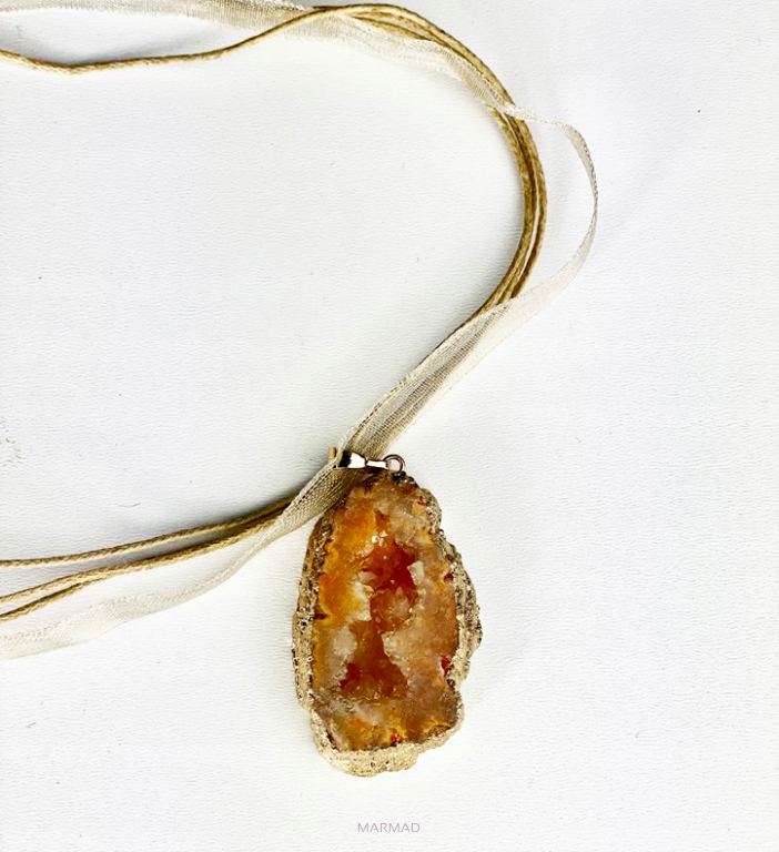 Náhrdelník Achát druzy ve zlatém obalu 41x25x9 mm na nastavitelném nosiči