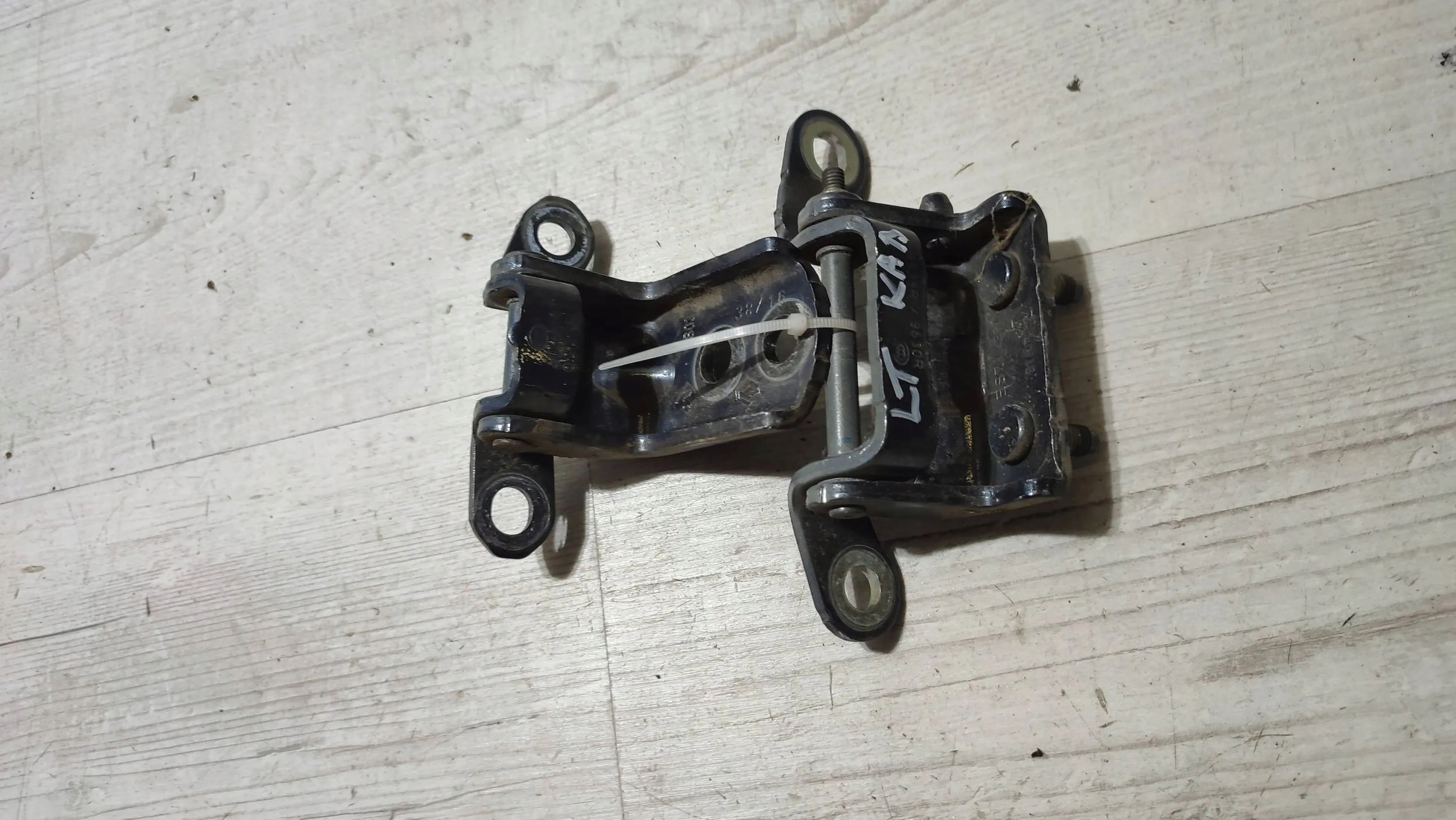Renault Kadjar 17r 1.5dci rear part side left hinges