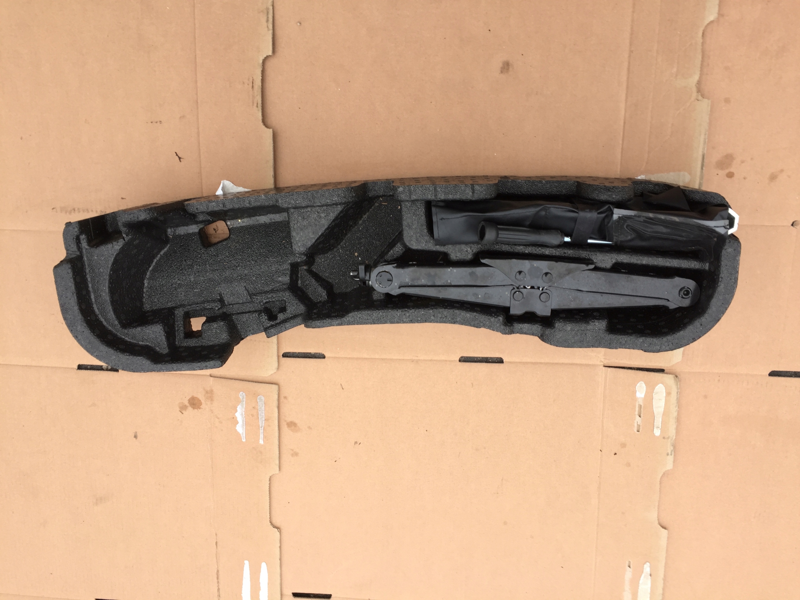 68475634065315,502 - A3 8V седан домкрат ремкомплект 8V0011031A