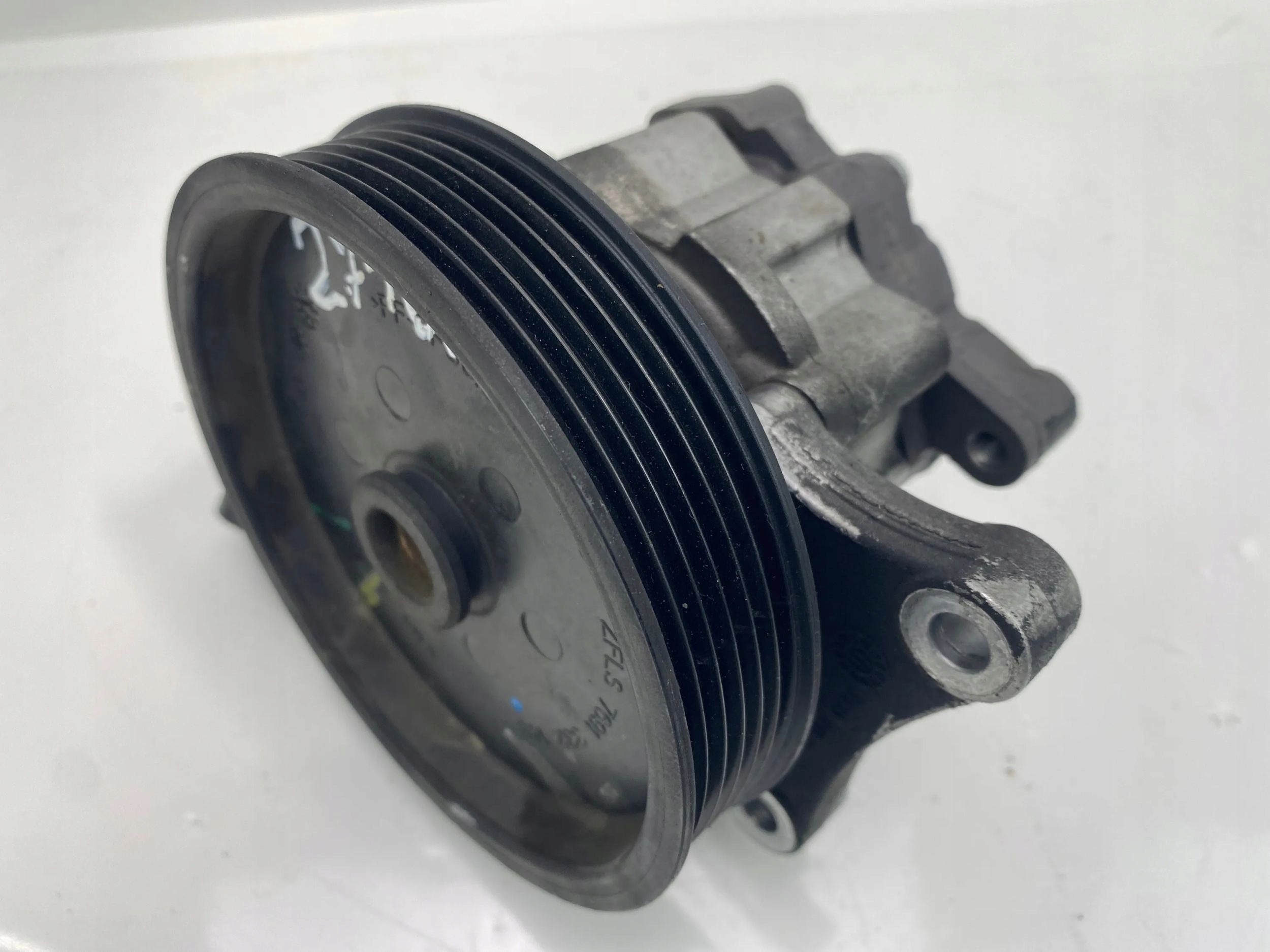 Mercedes E 200 CGI 250 W212 1,8 CGI servo pump A0064667601