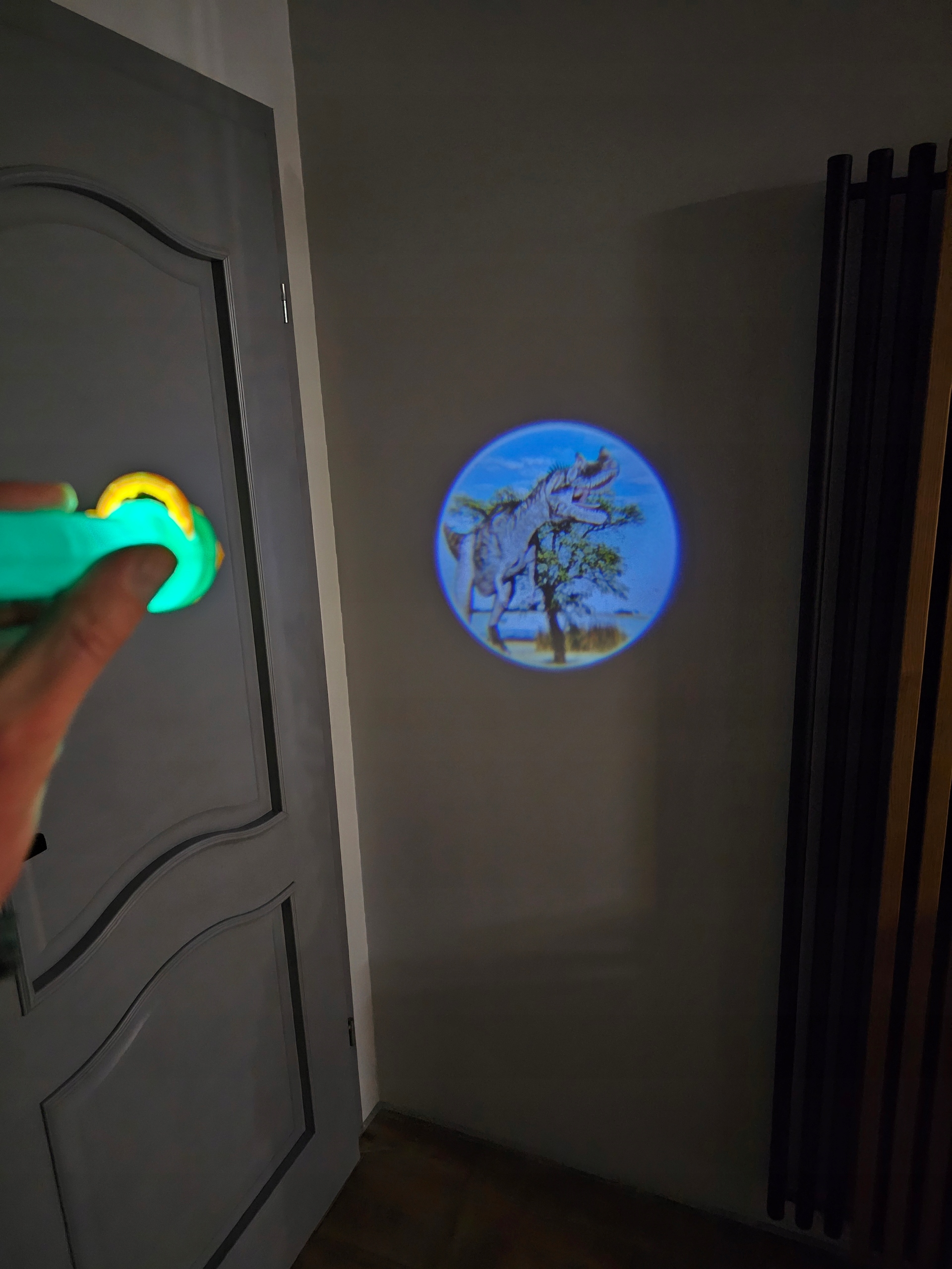 LATARKA PROJEKTOR dla dziecka 3 tarcze 24 SLAJDY mała mini obrazki teatr Szerokość produktu 3.5 cm