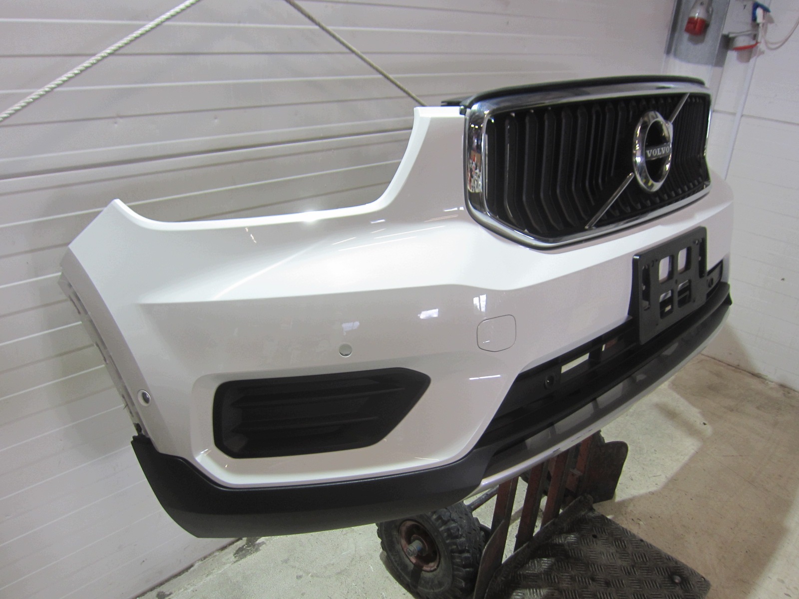VOLVO XC40 XC 40 bumper 6PDC front front complete colour BIALY 614 #614