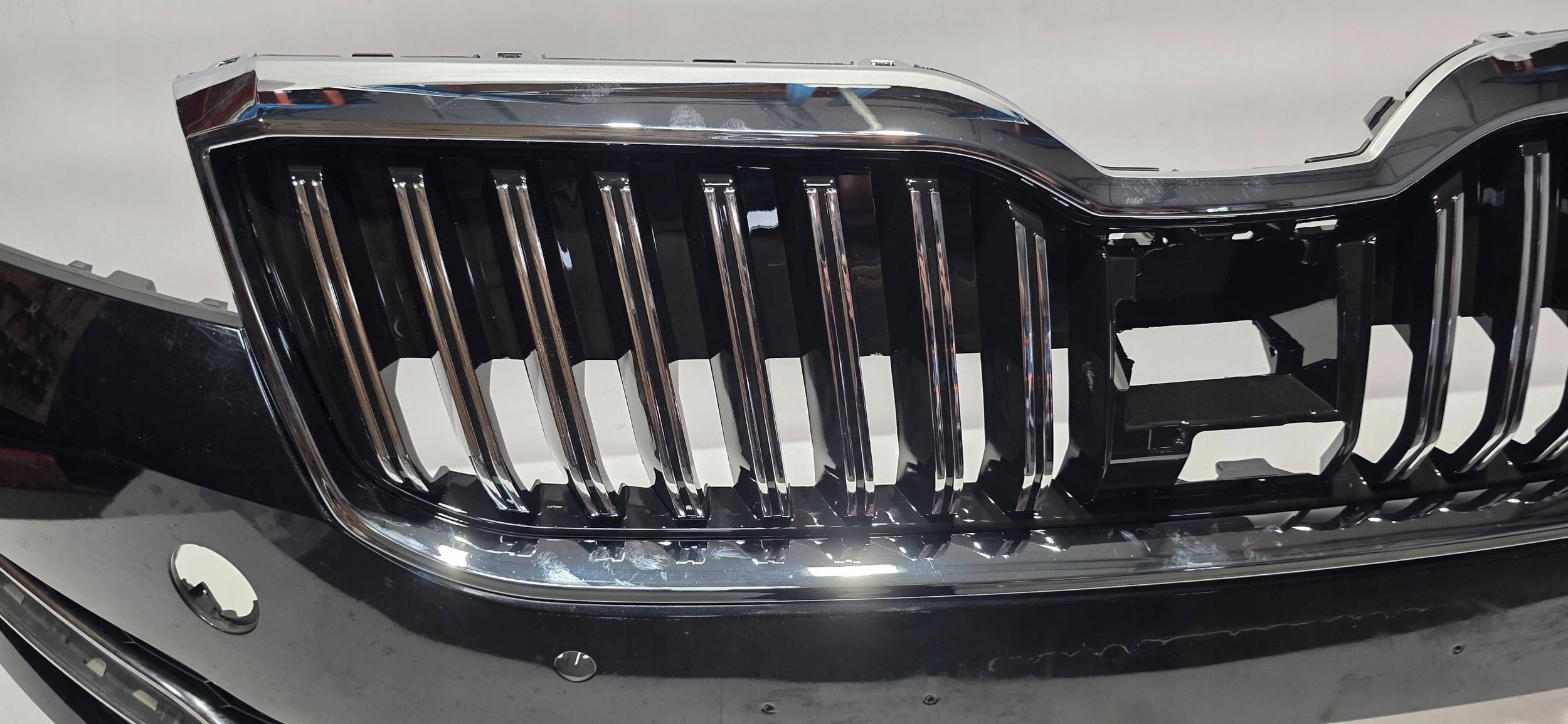 front bumper grille SKODA SUPERB III LIFT 19- 4XPDC washers original 3V0