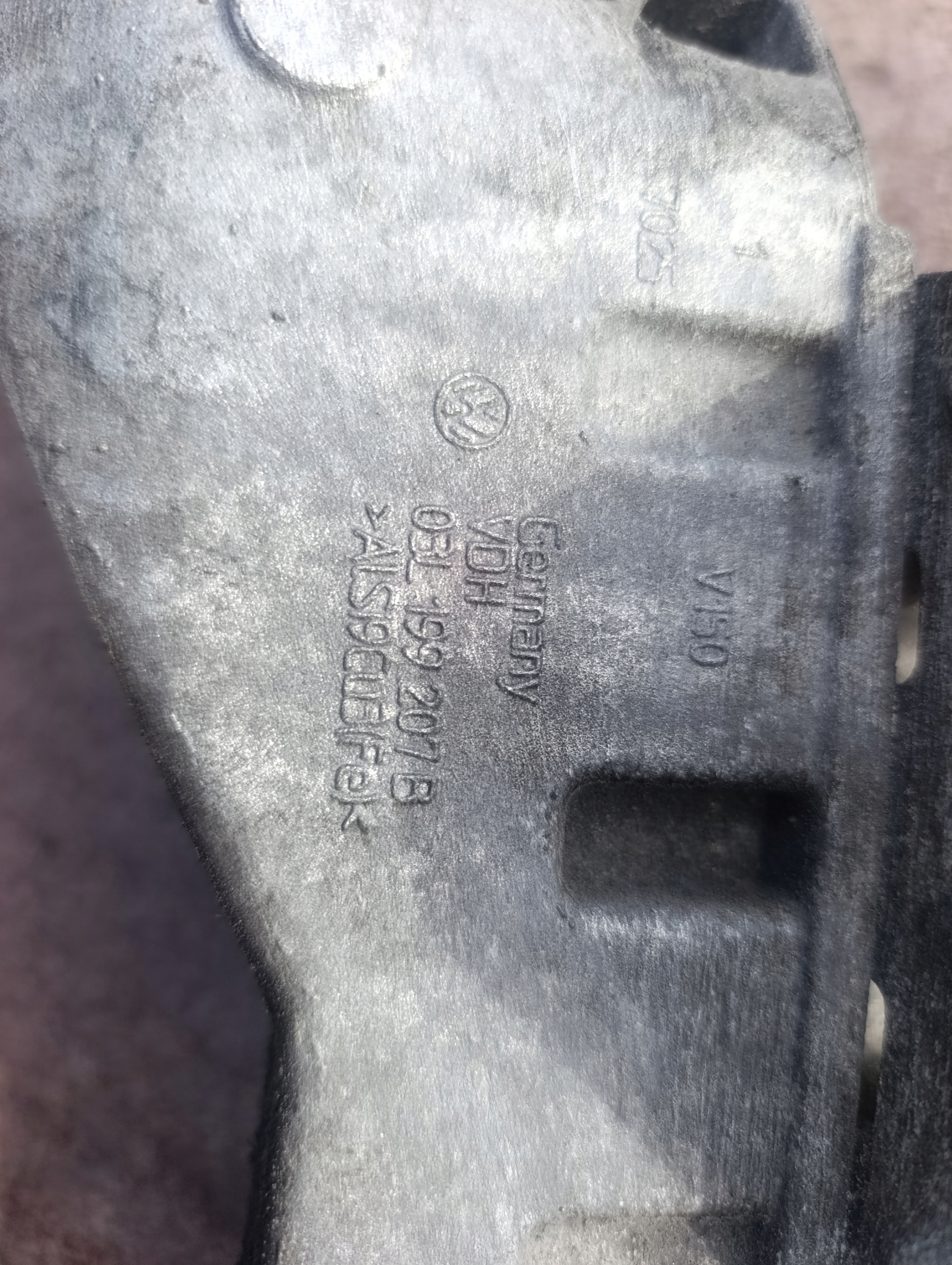 VW T5 lift 2.0 TDI engine mount side 03L199207B