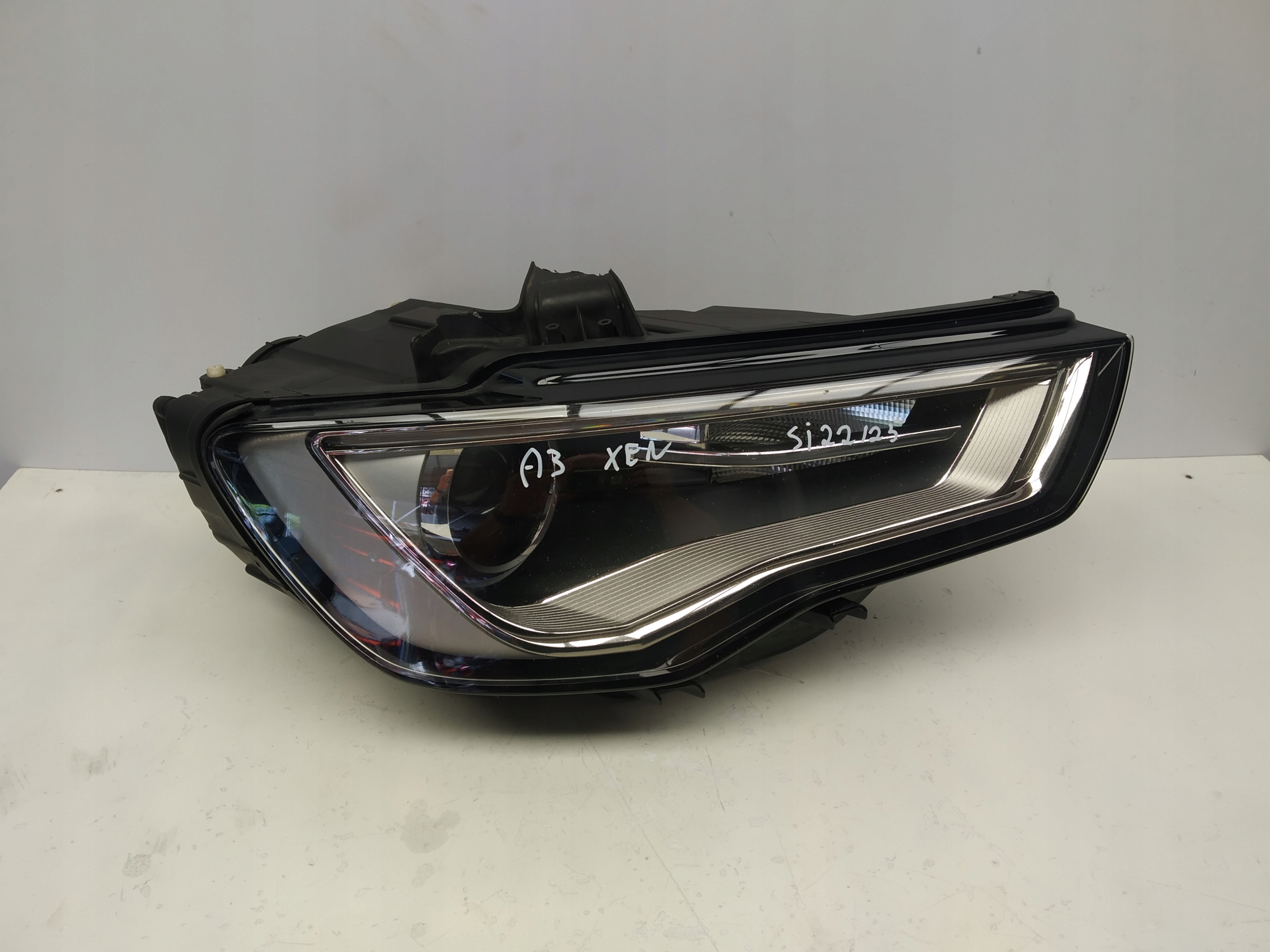 2012r + Audi A3 8V reflektor light front right XENON + LED 8V0941006C