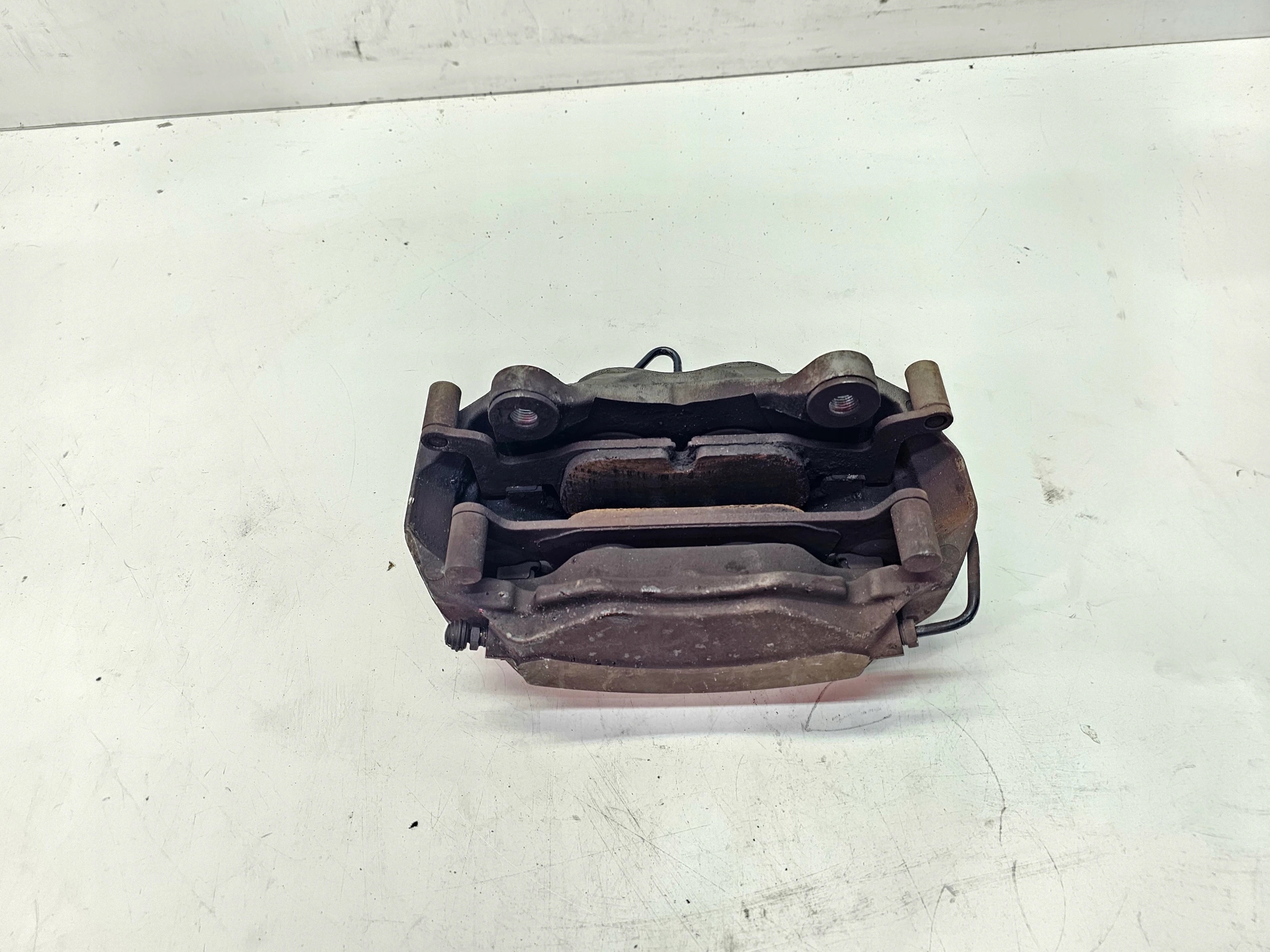 třmen brzdový pravý předek AUDI A4 A5 8W06DR 972