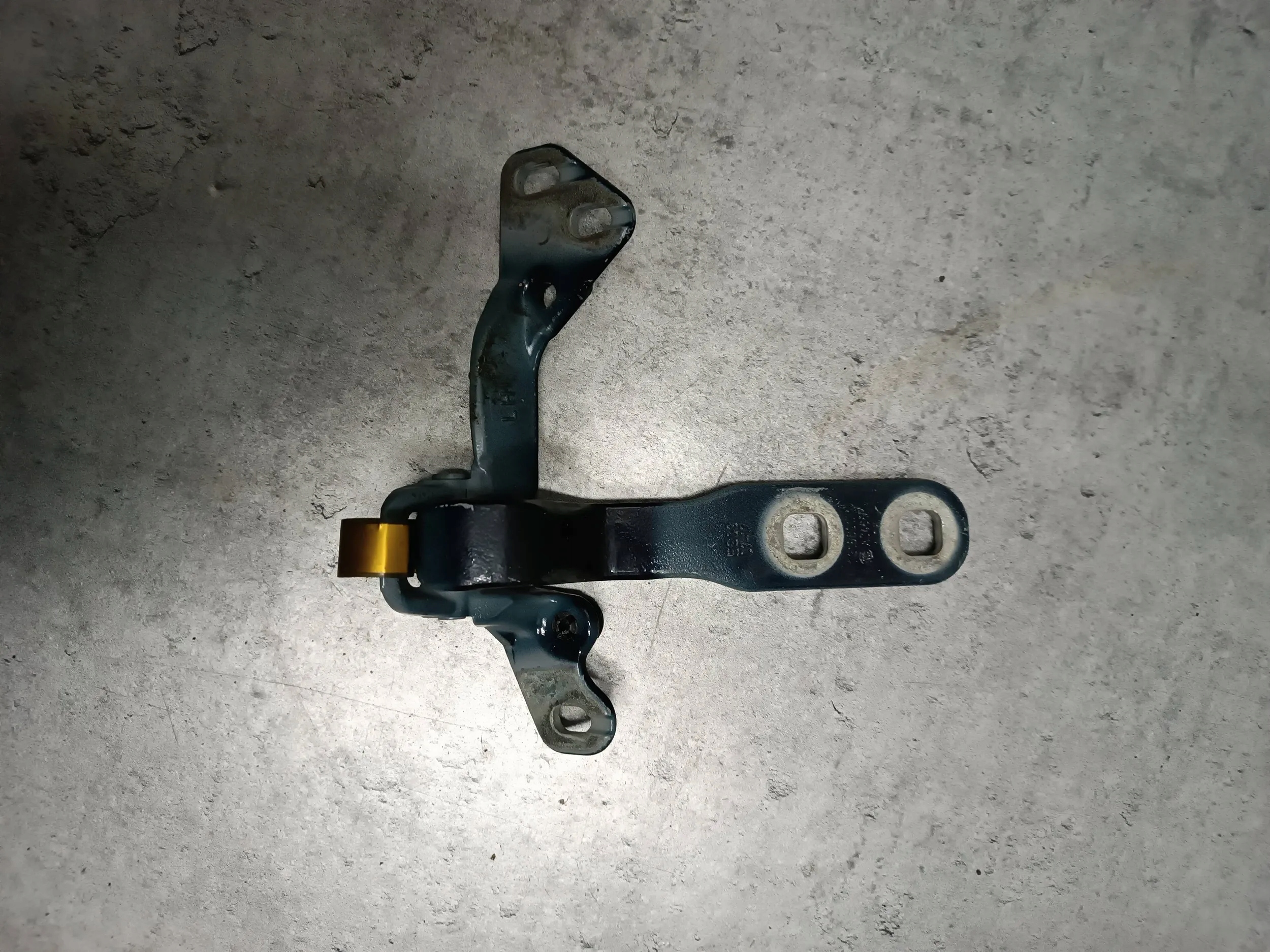 7318691 - BMW X6 F16 петля люка задня ліва