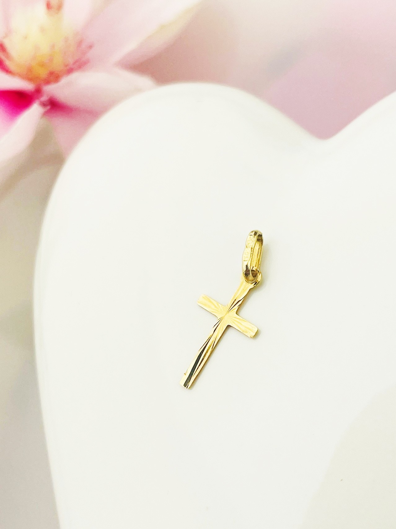 Zlatý klasický diamantový křížek