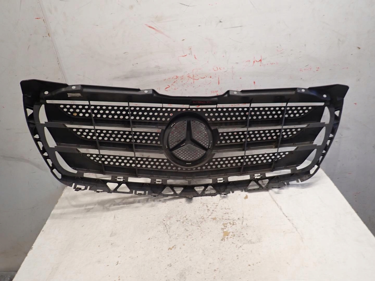 grille MERCEDES W906 LIFT 2013- A9068800885