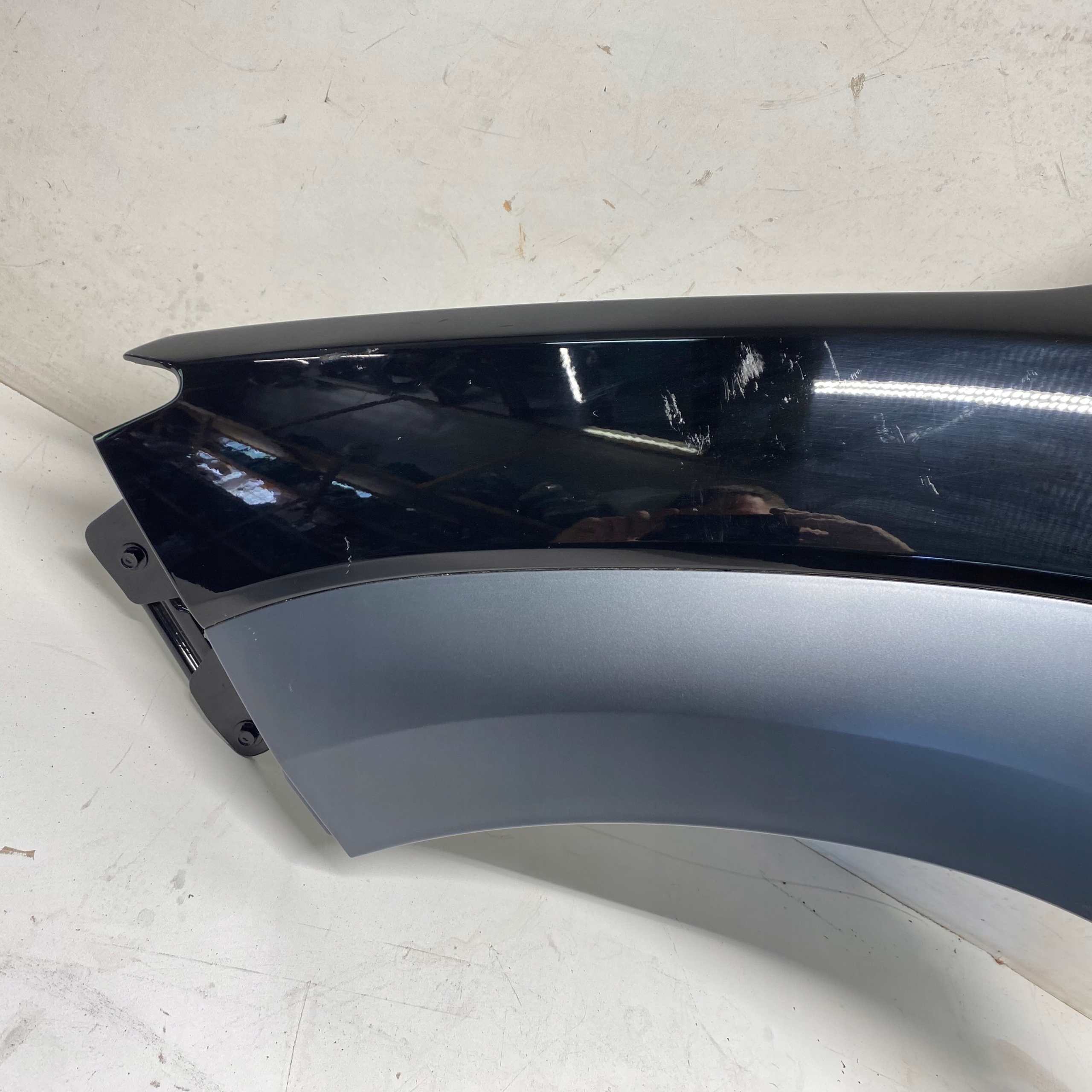 HYUNDAI KONA BŁOTNIK LEWY CZARNY PAE 19-23 Strona zabudowy przód - lewa