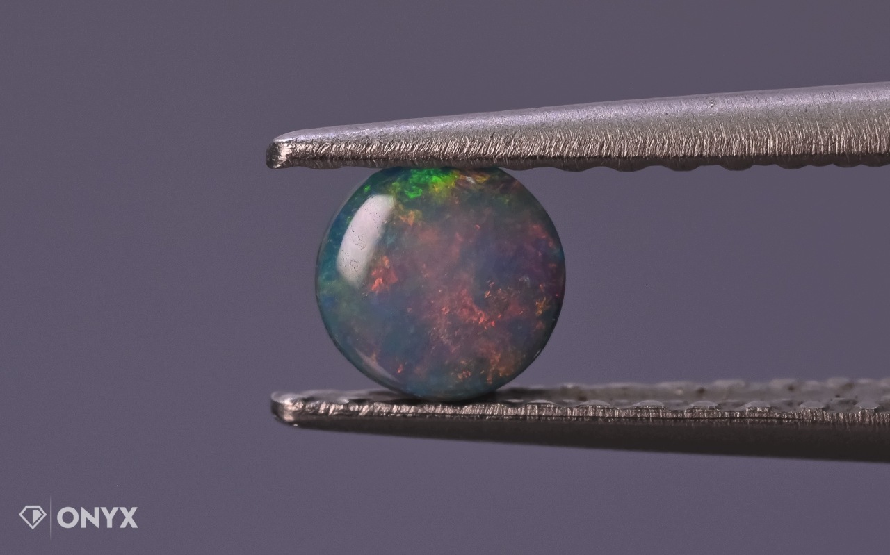 Australský opál, konvexní dubletová deska, kulatý, průměr 4 mm