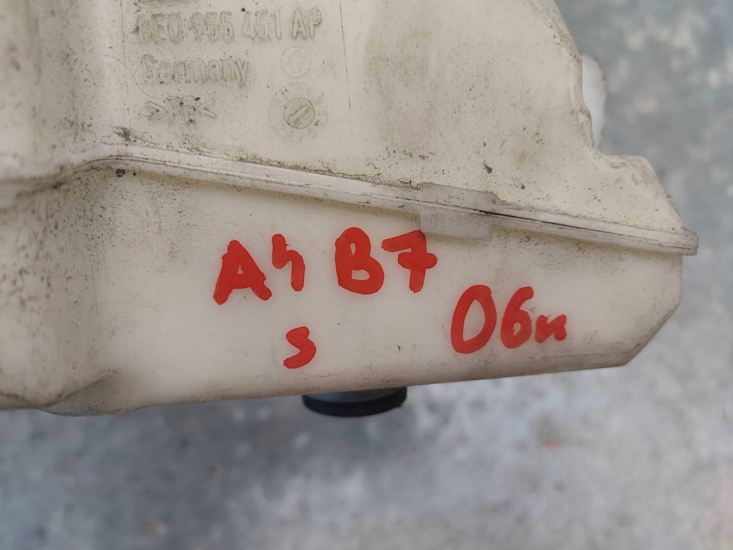 washer fluid tank AUDI A4 B7 8E0955451AP