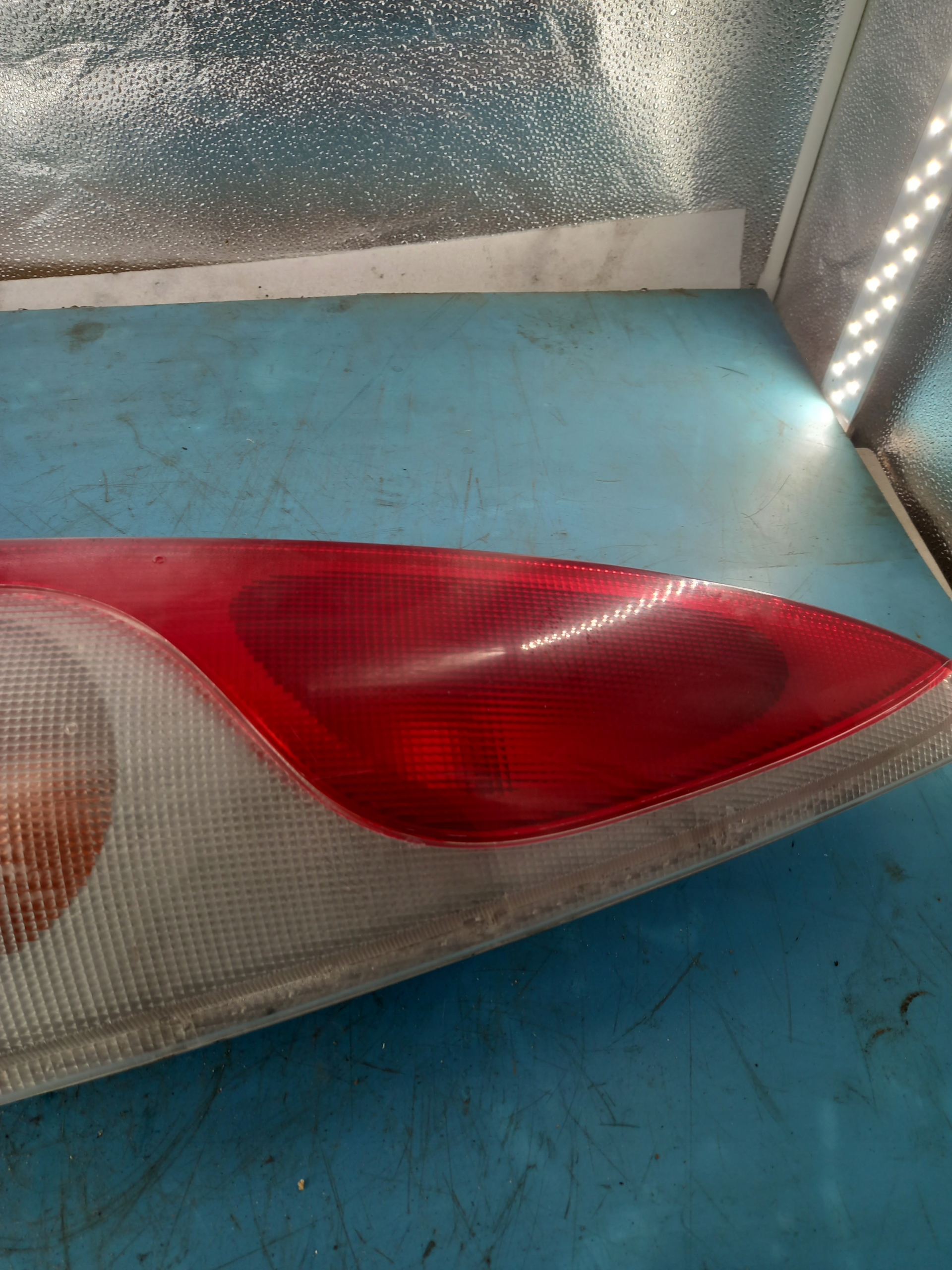 фонарь правый TOYOTA YARIS VERSO 01R
