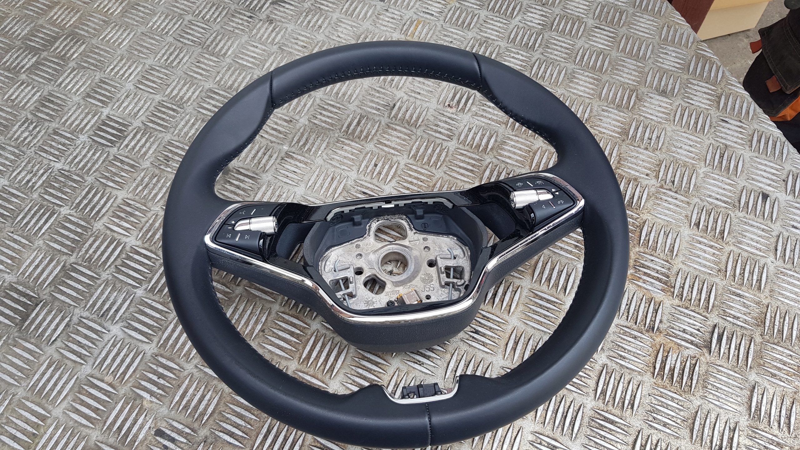 OCTAVIA IV lenkrad Leder LADNA PRZYCISKI MULTI 5E3419093AA 5E3959542B