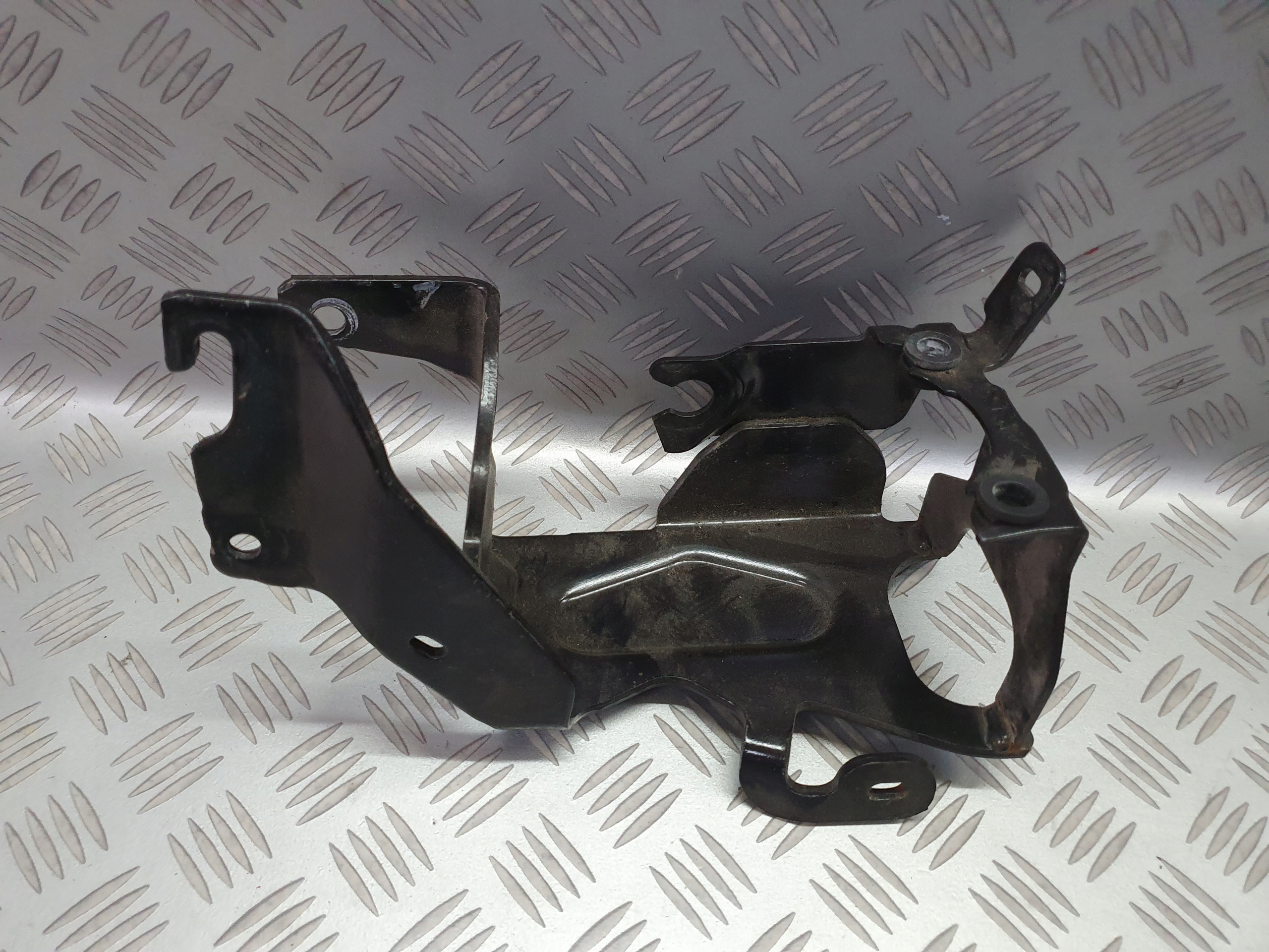 КРОНШТЕЙН КРЕПЛЕНИЯ НАСОСА ABS CROSSLAND X 9818695380