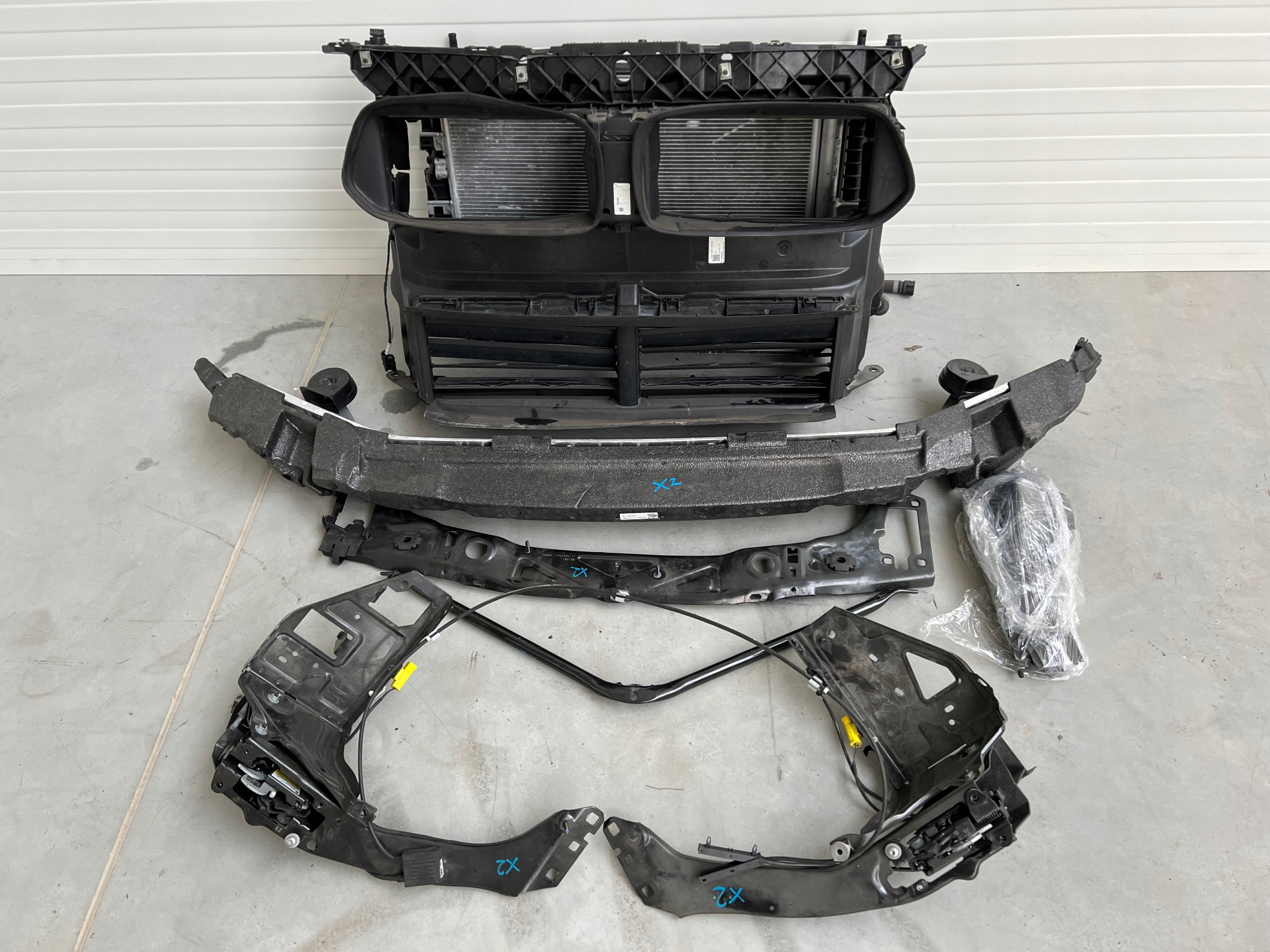 Pas przedni chłodnice BMW X2