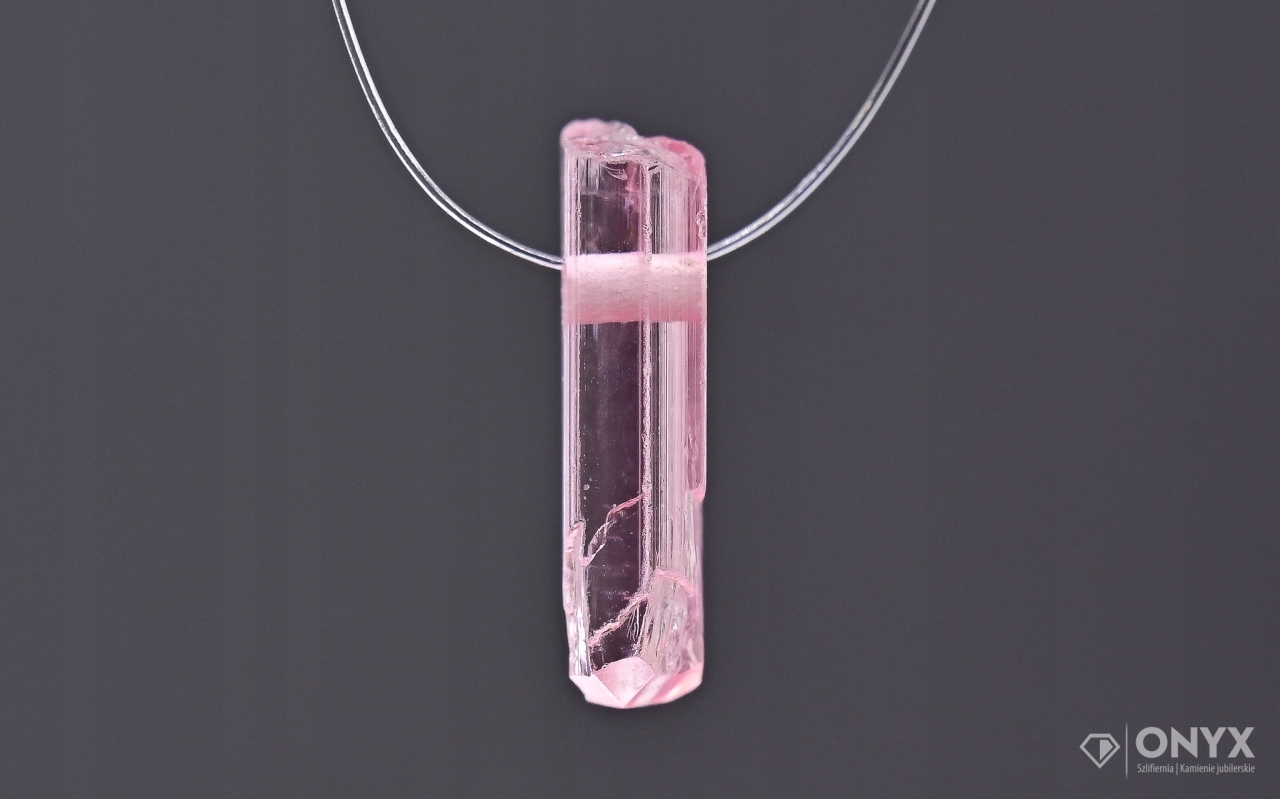 Turmalín provrtaný přírodní křišťál 12x4,5 mm