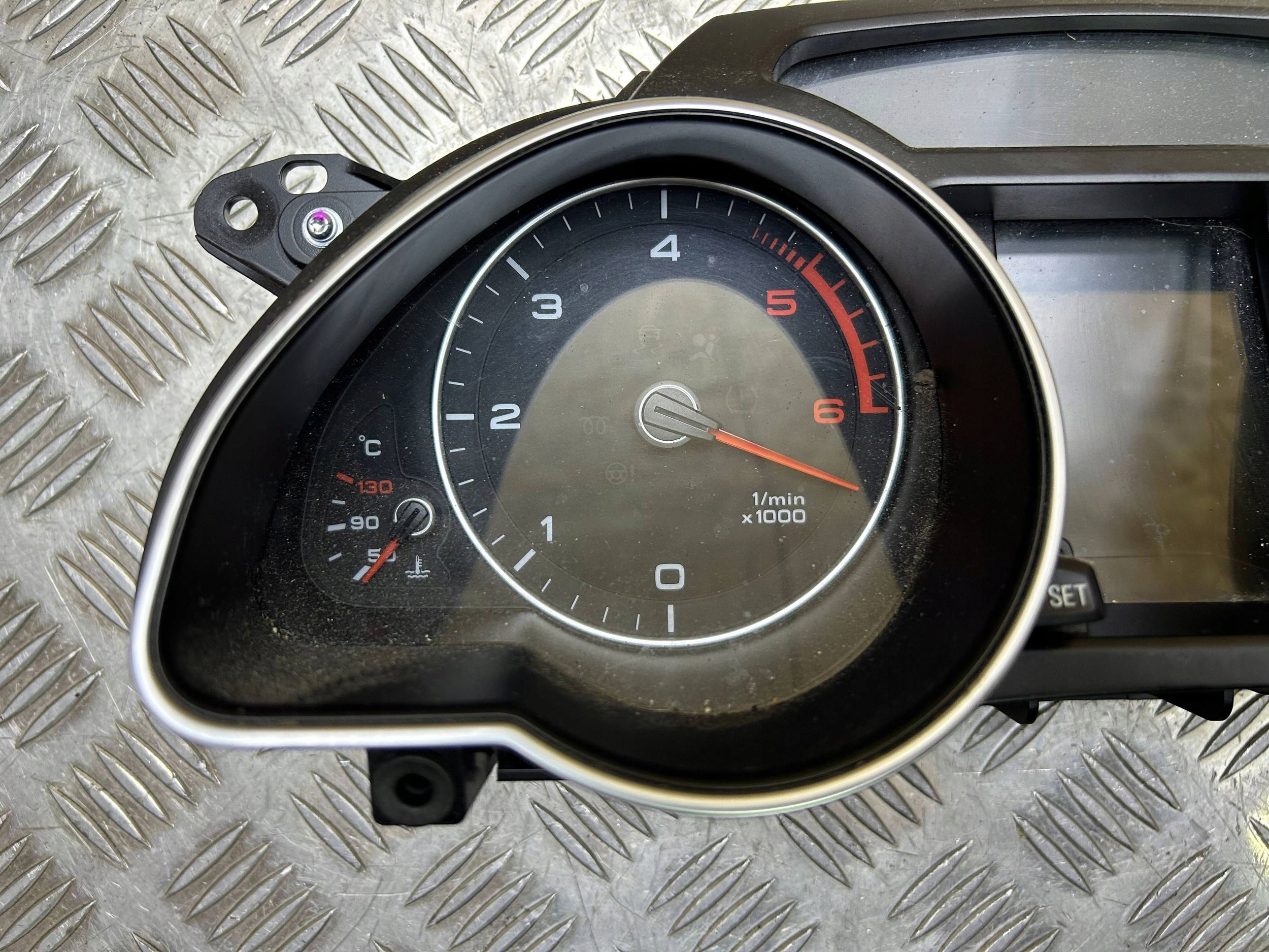 kilometar sat / Predkosciomierz engleski Audi A5 8T 2013 8T0920983M
