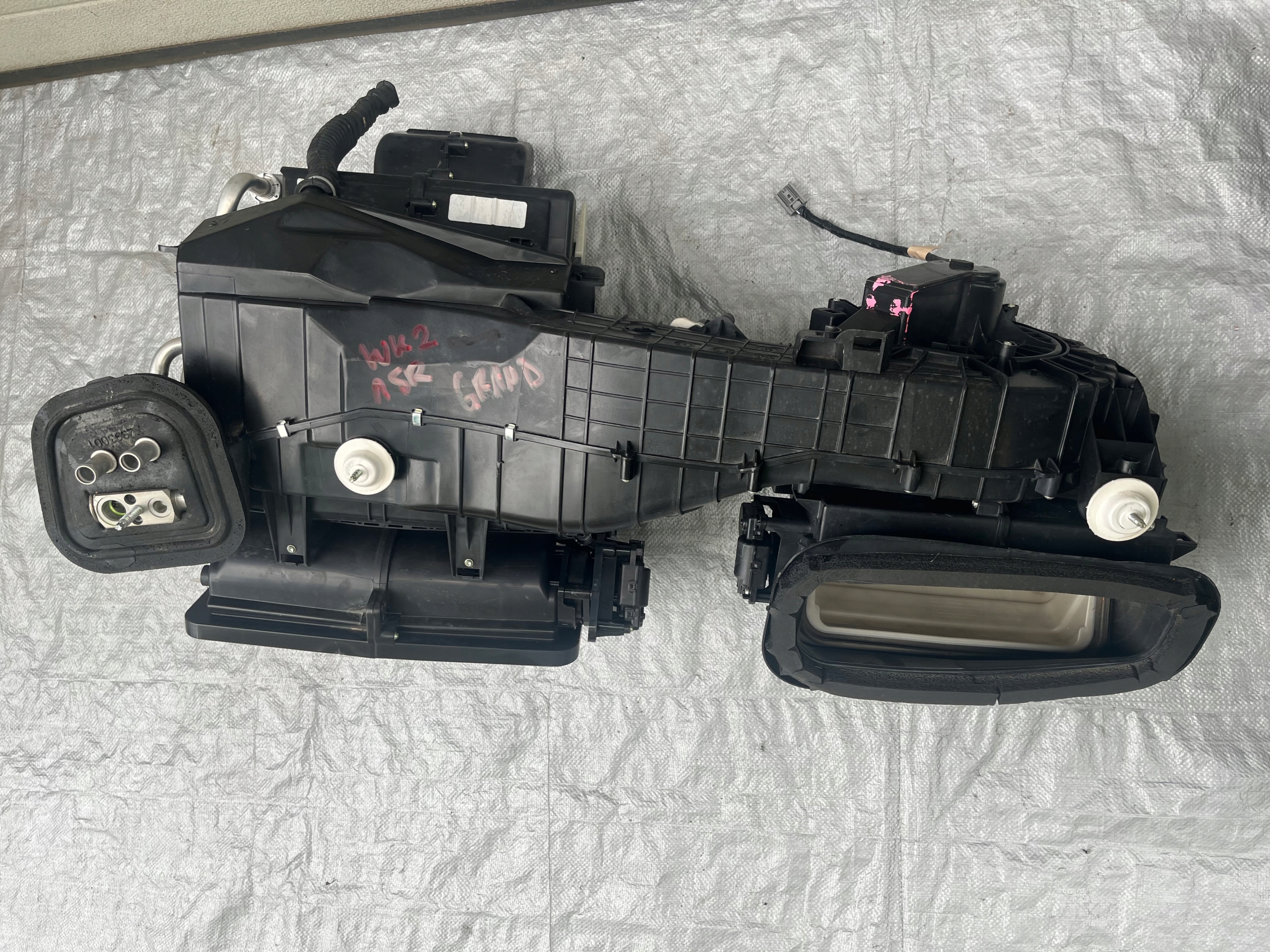 68245824AH - JEEP GRAND CHEROKEE WK2 ОБОГРЕВАТЕЛЬ В СБОРЕ 15Р