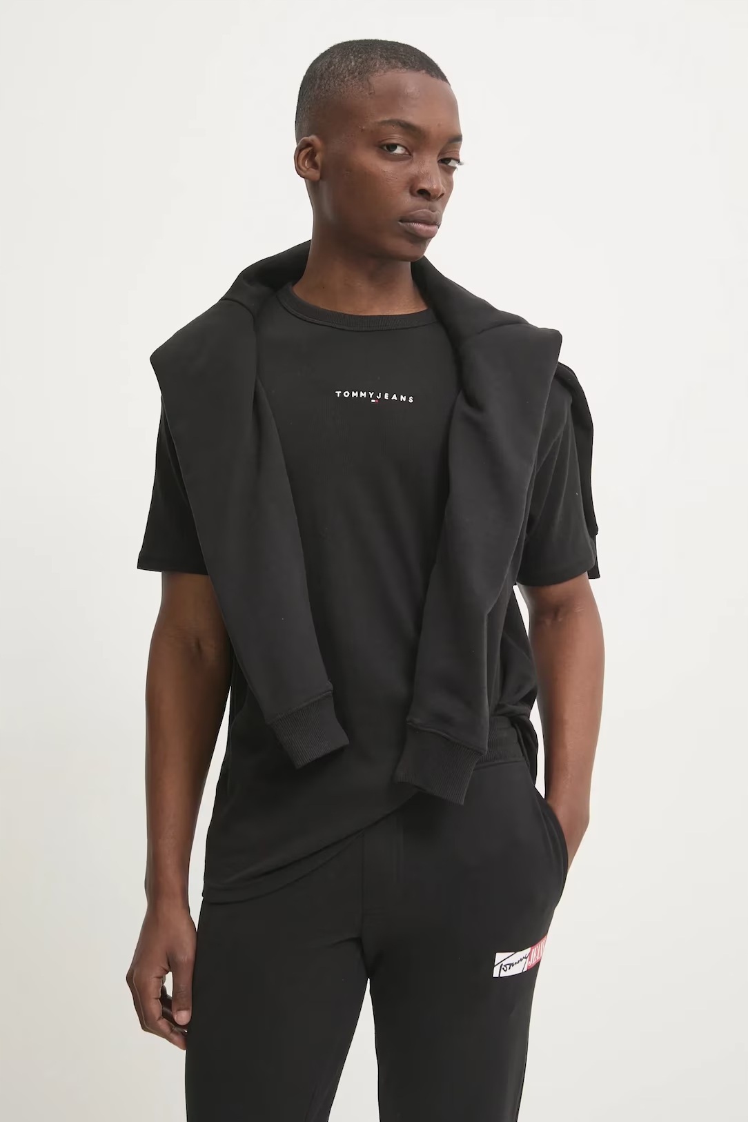 Tommy Jeans pánské bavlněné tričko černé barvy s aplikací DM0DM21110 L