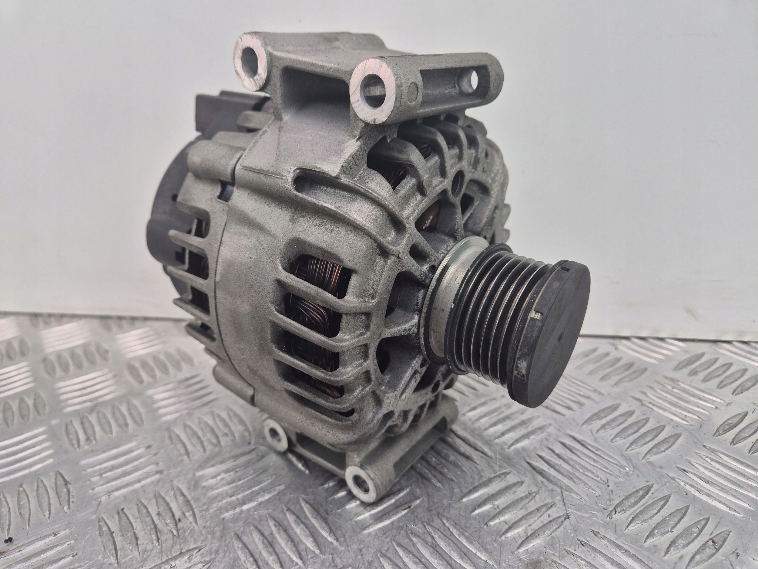 Mercedes E200 CGI W212 1.8 alternator A0009067902